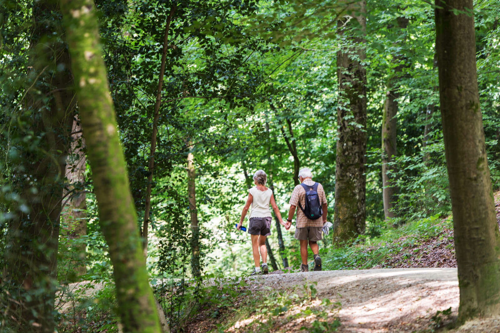 Couple en balade au bord du Cens