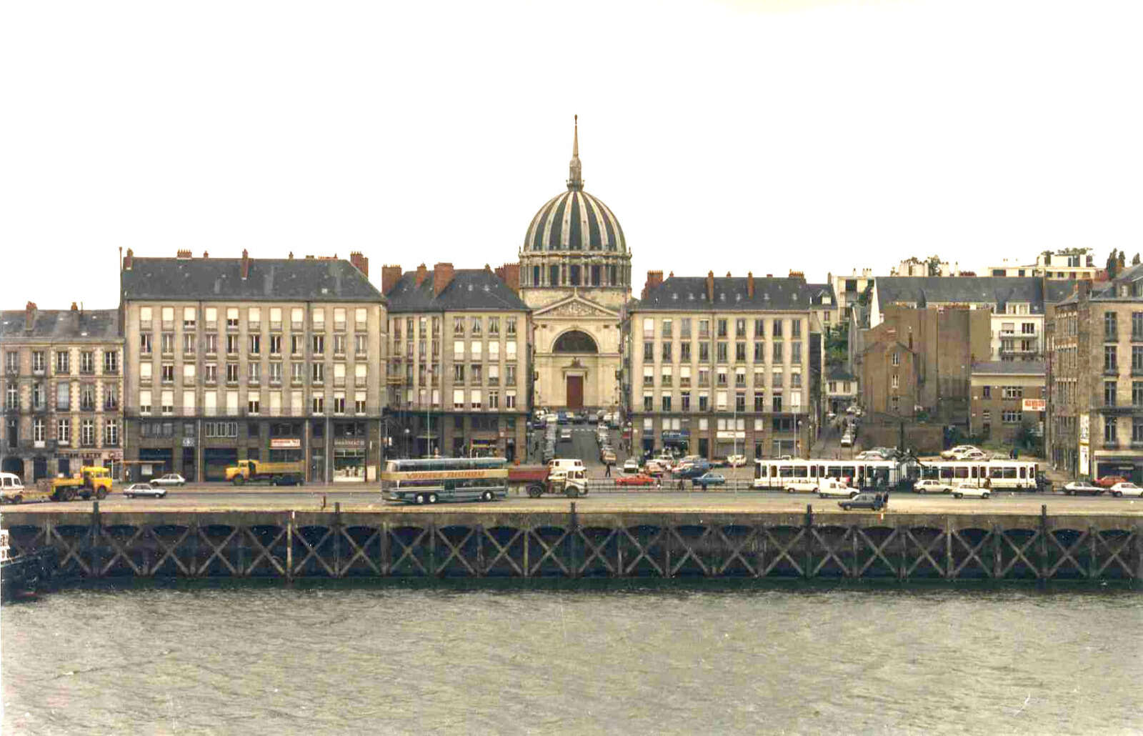 Quai de la Fosse et chapelle Notre-Dame-de-Bon-Port vus du site des chantiers