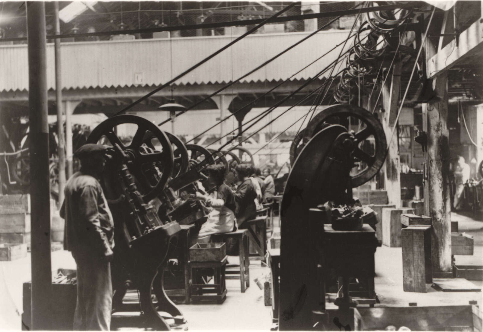 Usine de fabrication des boîtes, chez J.-J. Carnaud à Chantenay