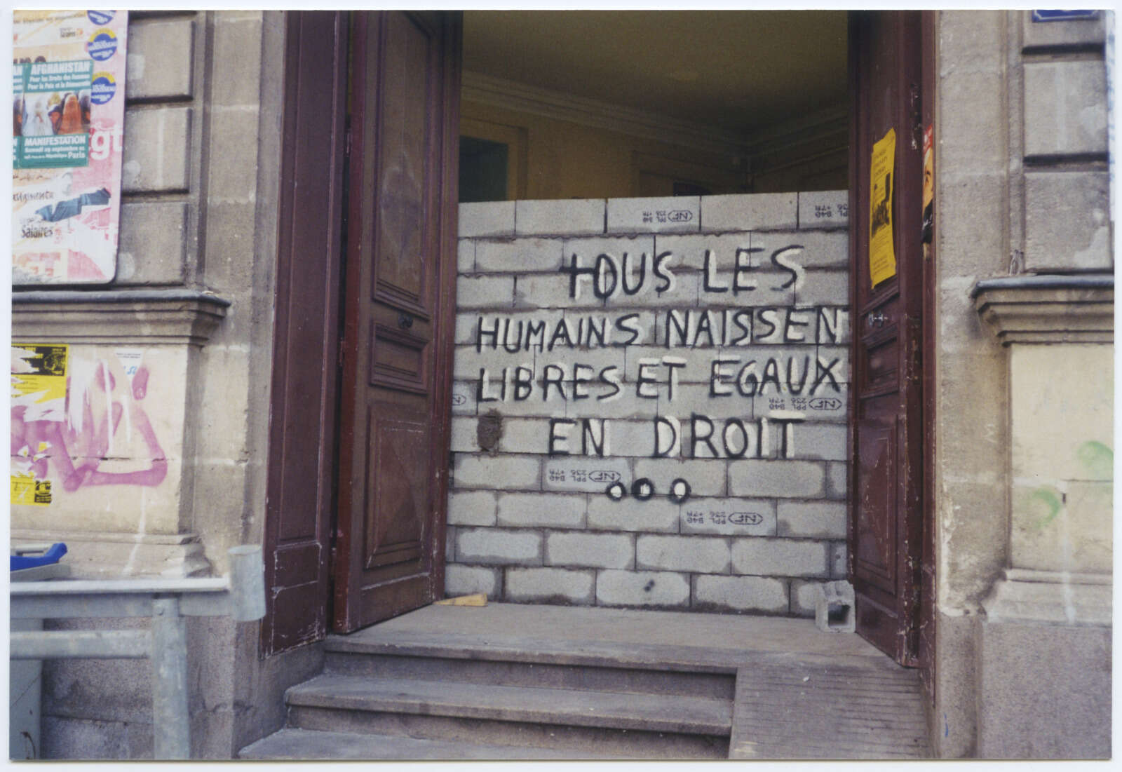 L’entrée de la Bourse murée