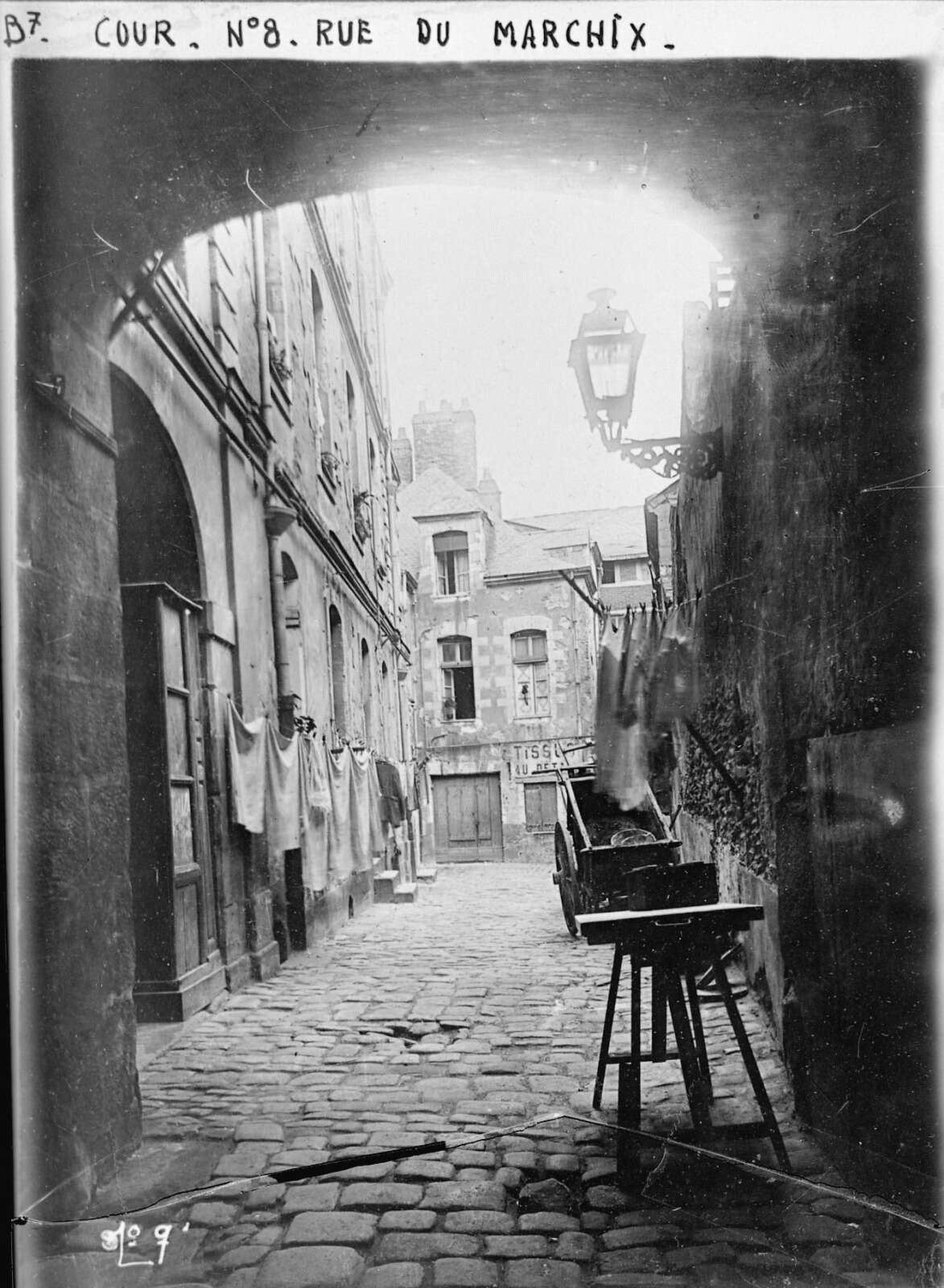 Cour, 8 rue du Marchix