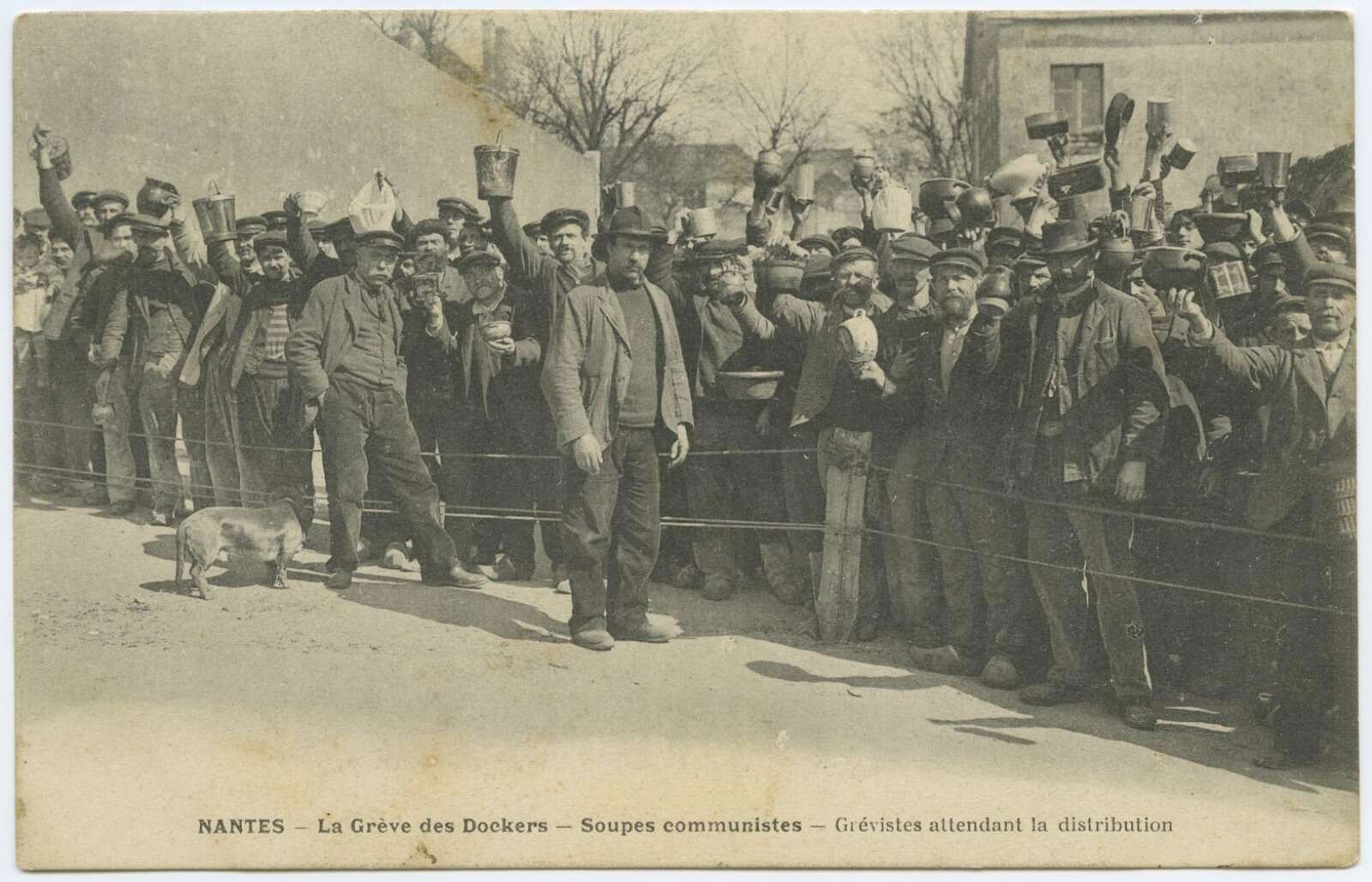 Grévistes attendant la distribution de la soupe durant la grève des dockers de mars-avril 1907