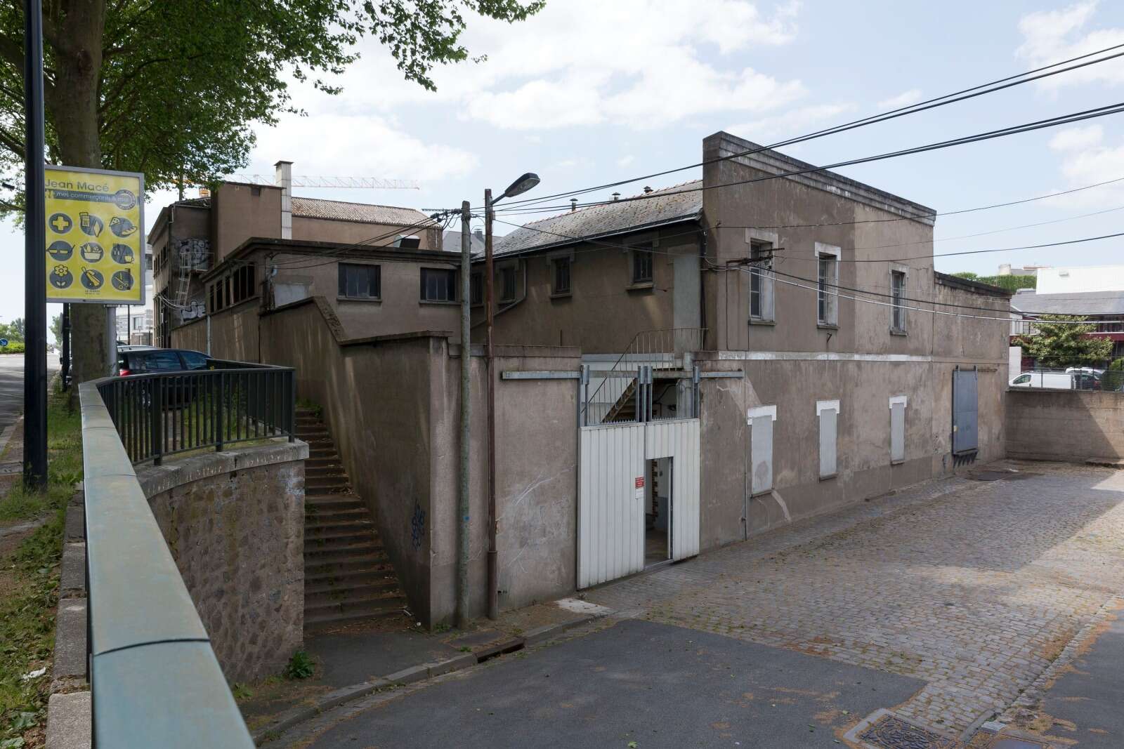 Cour intérieure formée par les bâtiments de production de la fonderie Dejoie