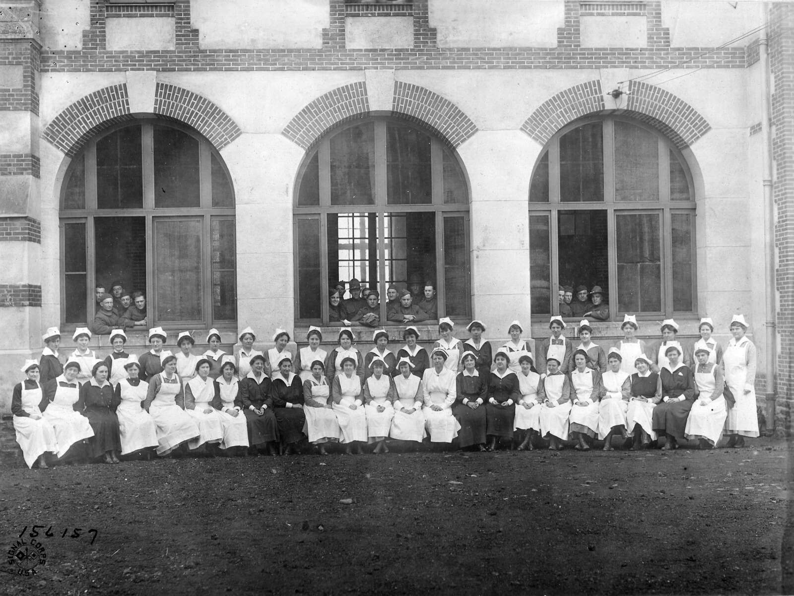 44 infirmières posant devant le bâtiment principal du Grand Séminaire