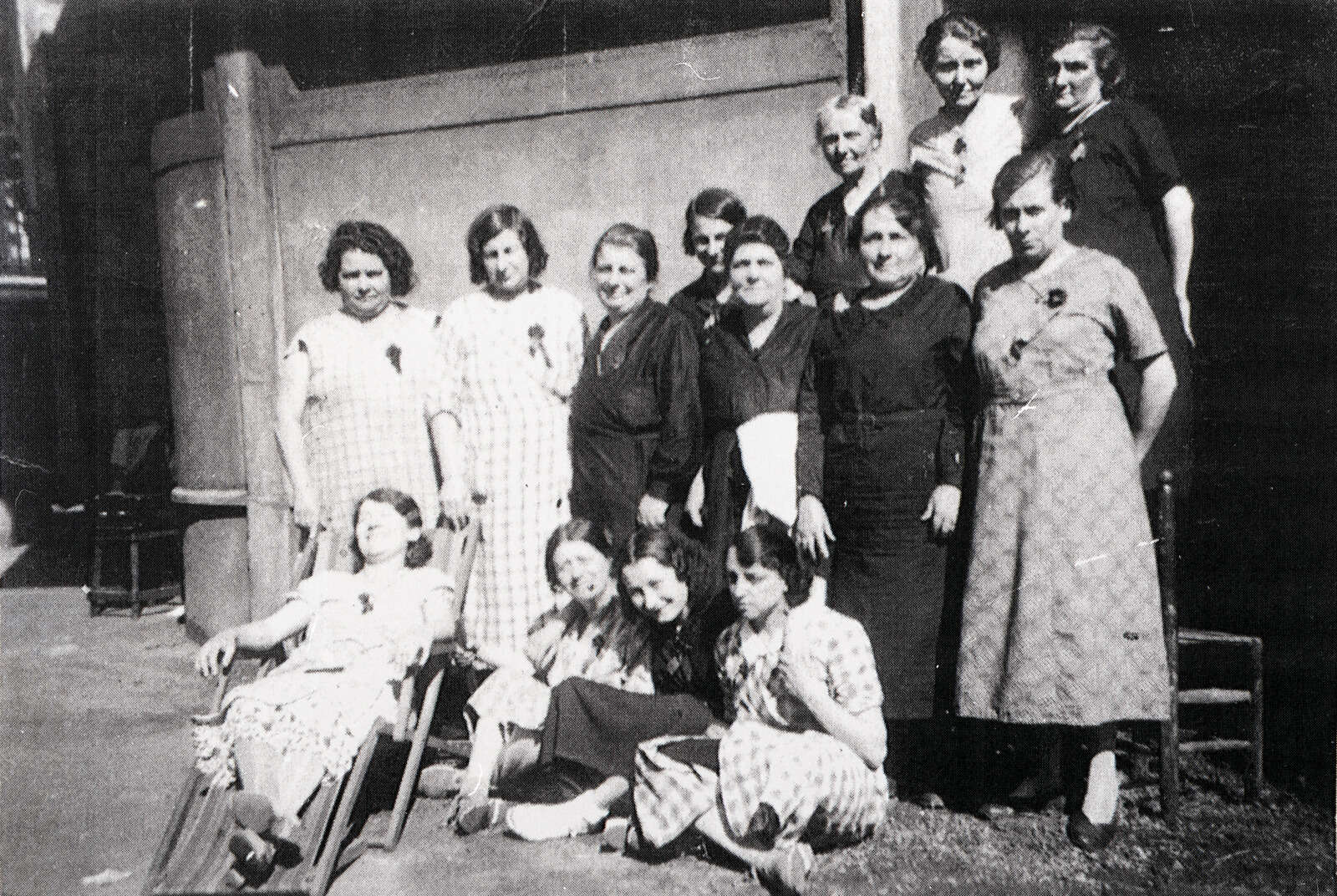 Groupe de femmes grévistes des établissements Lenoir (pantoufles et chaussures)