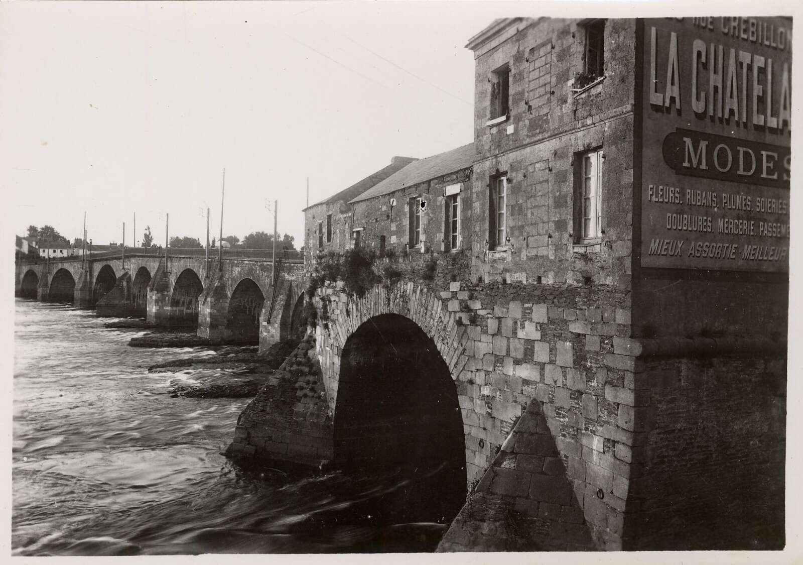 Vue du pont de pierre de Pirmil
