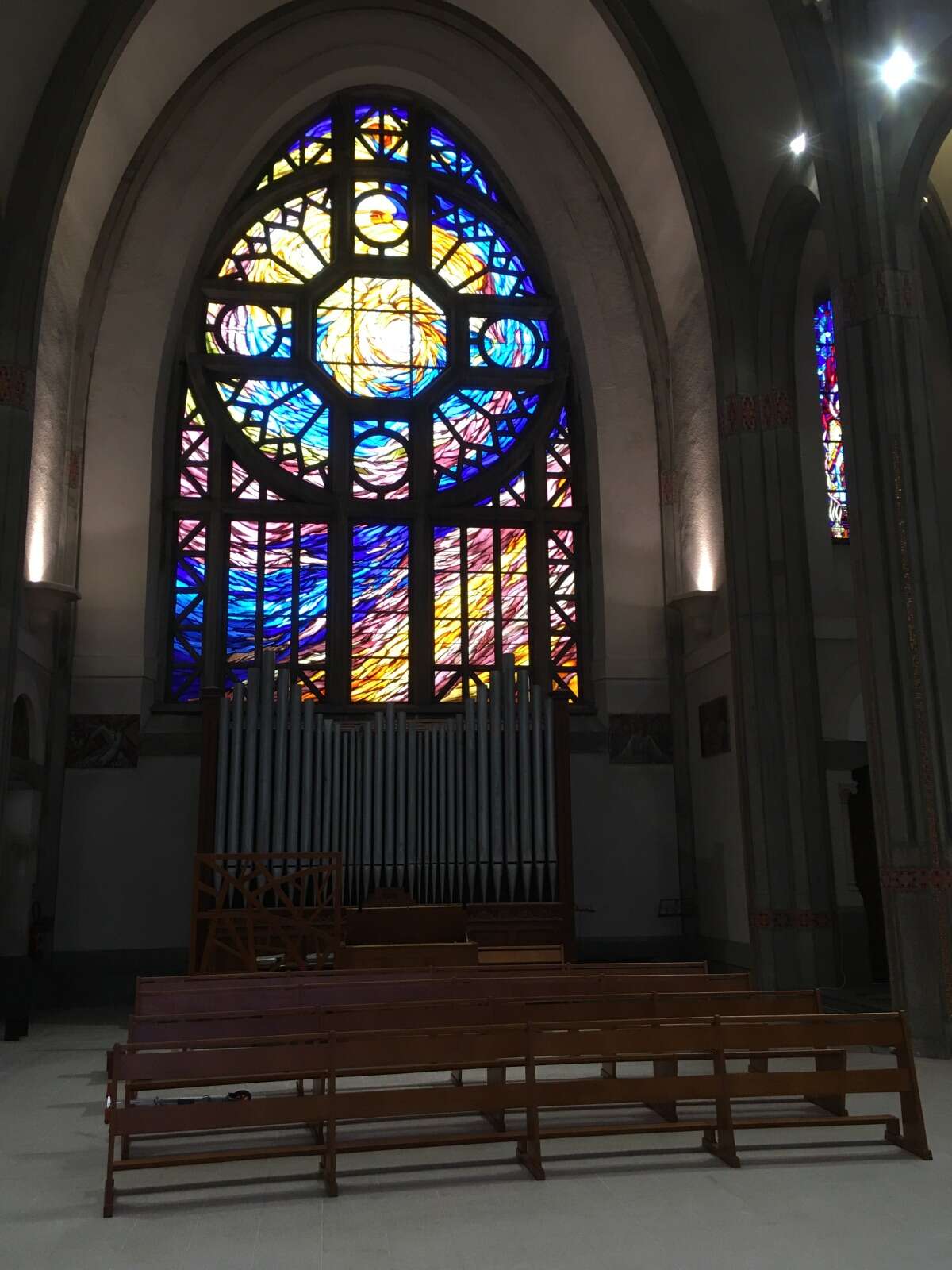 Vitrail ouest de la chapelle du séminaire Saint-Jean réalisé par Anne Bernot et Florent Chaboissier