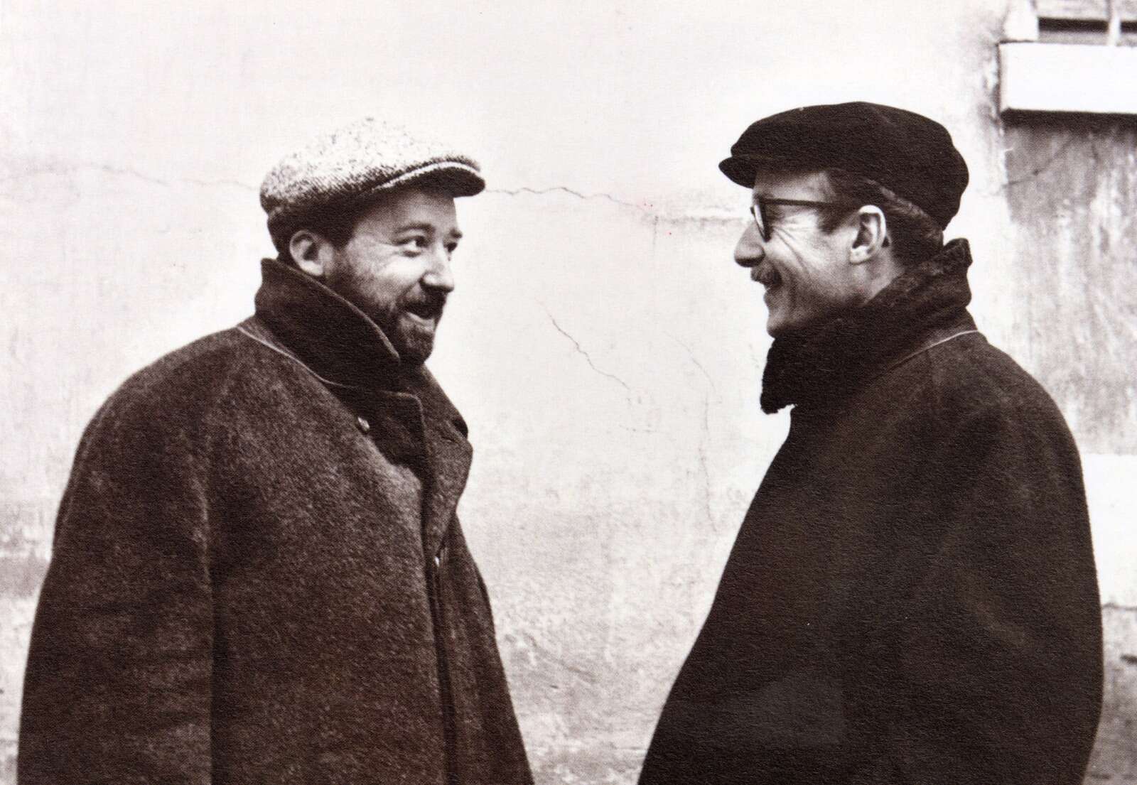 Michel Ragon et le peintre James Guitet à Paris en 1965