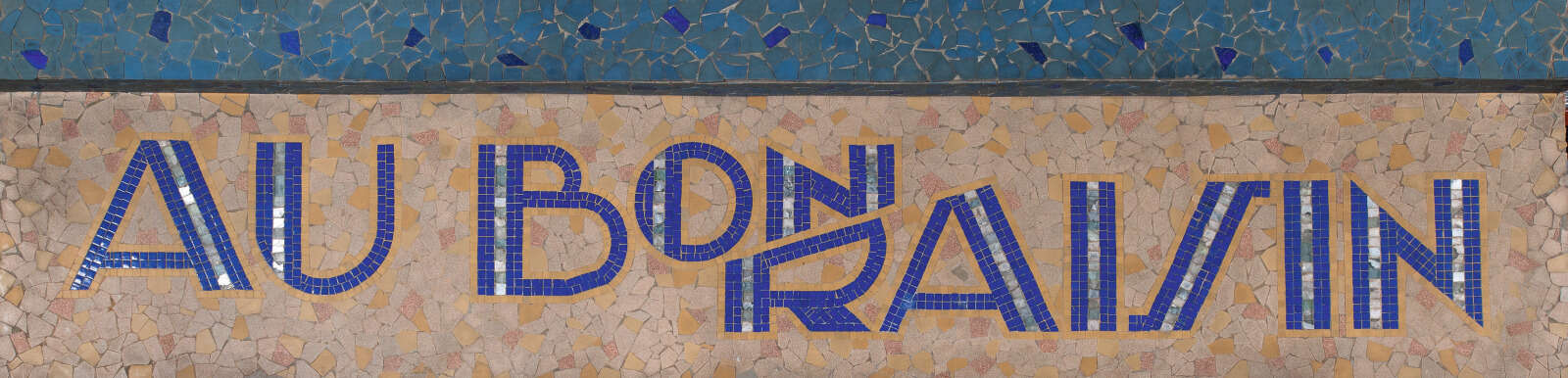 Mosaïque de la devanture du café Au bon raisin