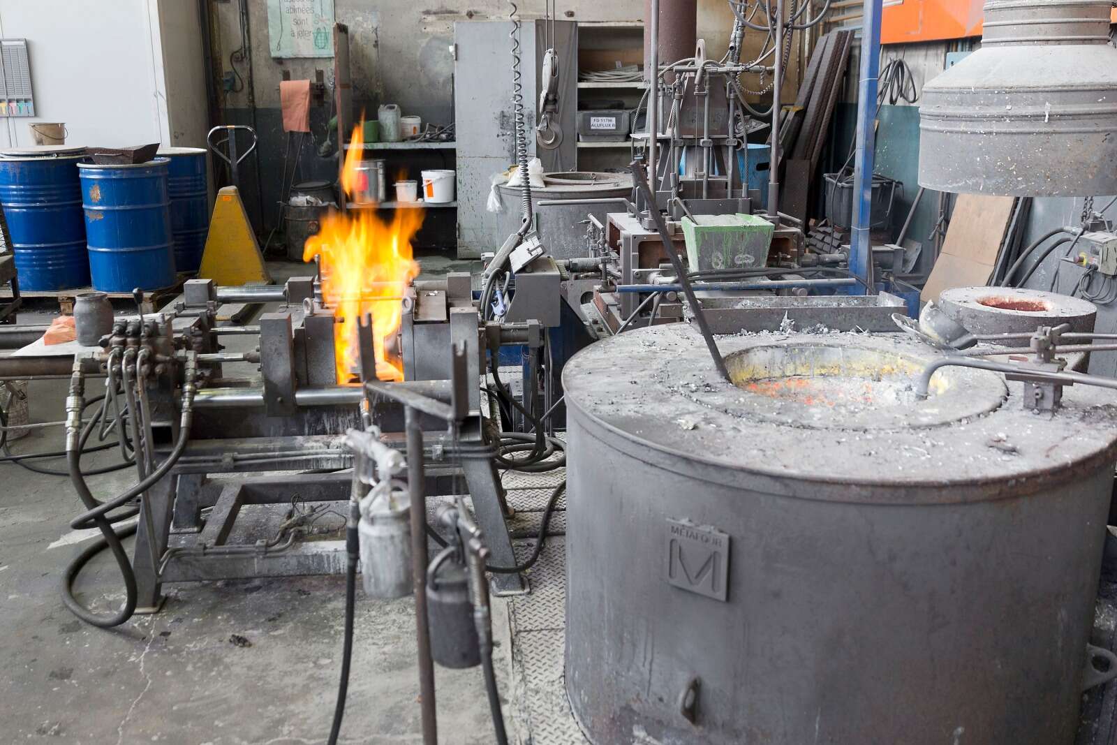 Fonte de l'aluminium à la fonderie Dejoie