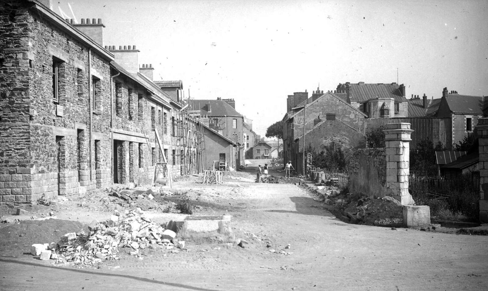 Construction des maisons de la rue René-Peigné vers le boulevard Benoni-Goullin
