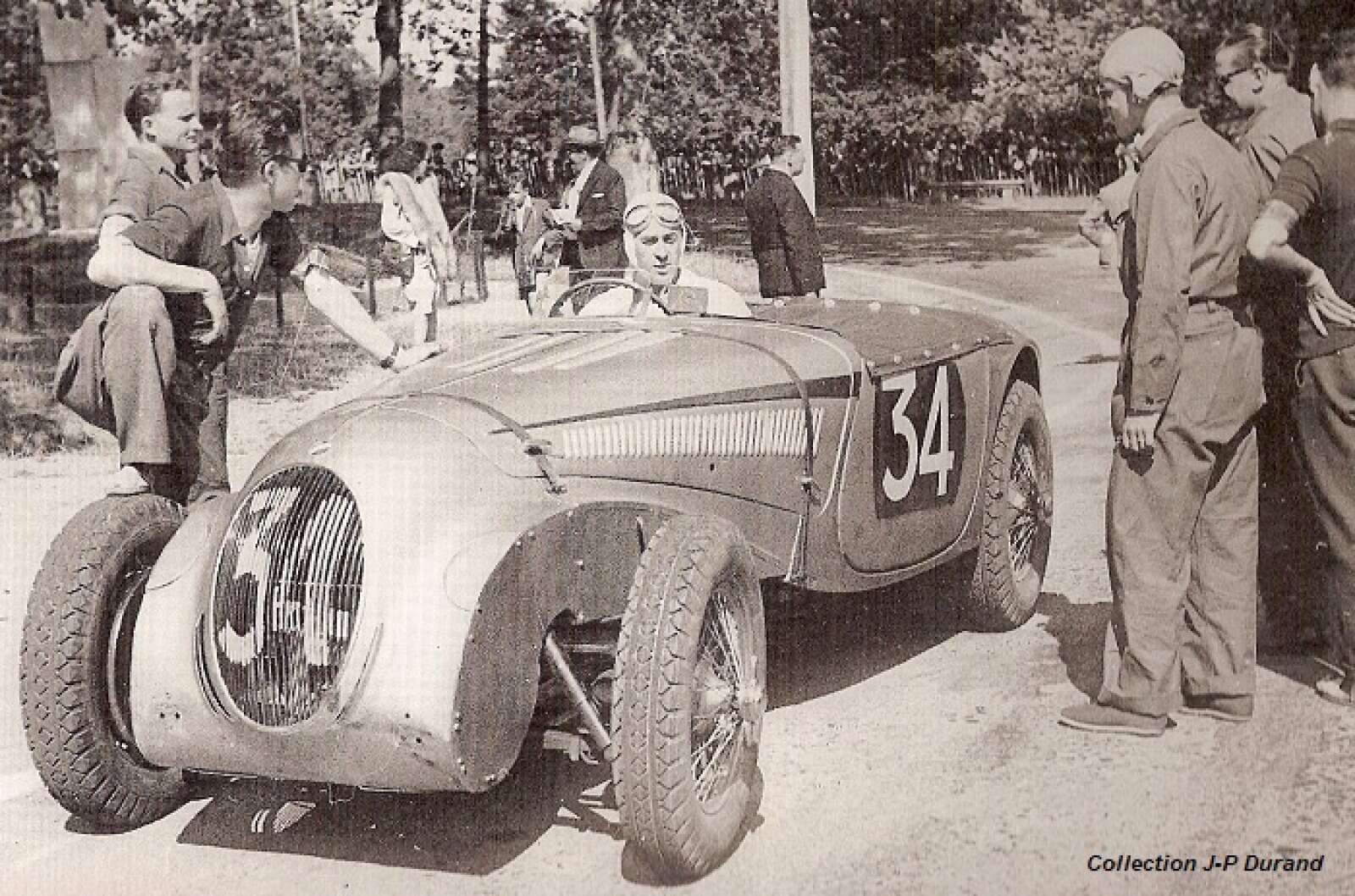 Louis Rosier dans sa voiture, une Talbot-Lago 150SS