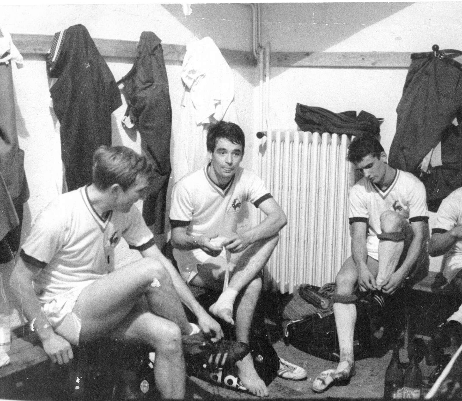 Claude Robin (libéro) Jacky Simon (deuxième attaquant) et Henri Michel (milieu défensif) dans les vestiaires.