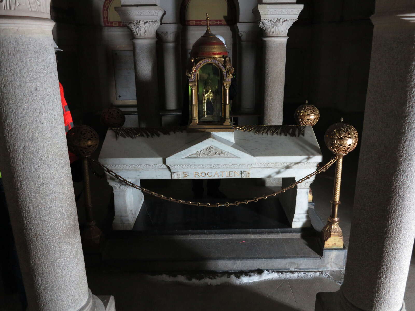 Reliquaire de saint Rogatien dans la crypte de la basilique