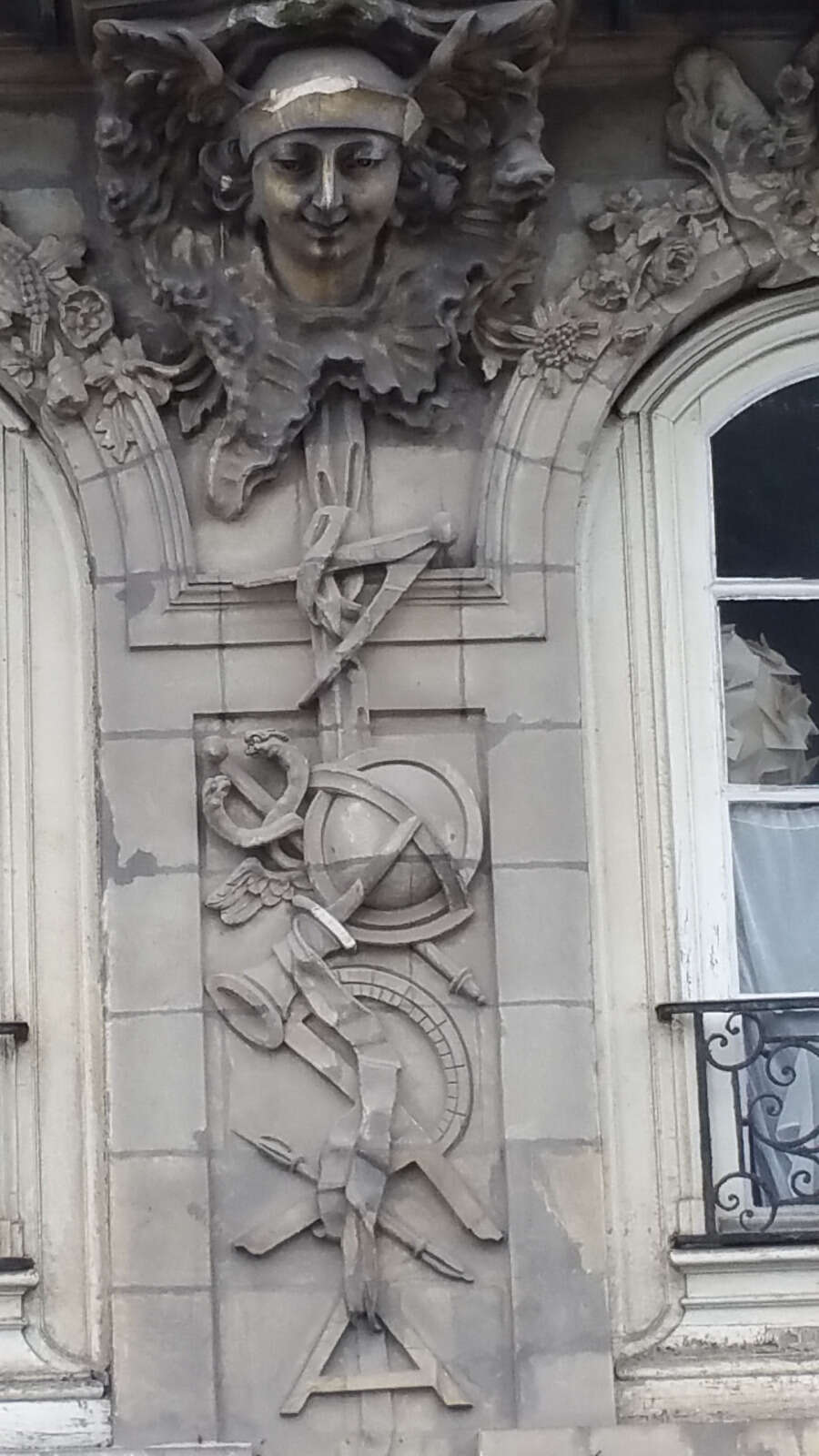 Détail du mascaron représentant Mercure