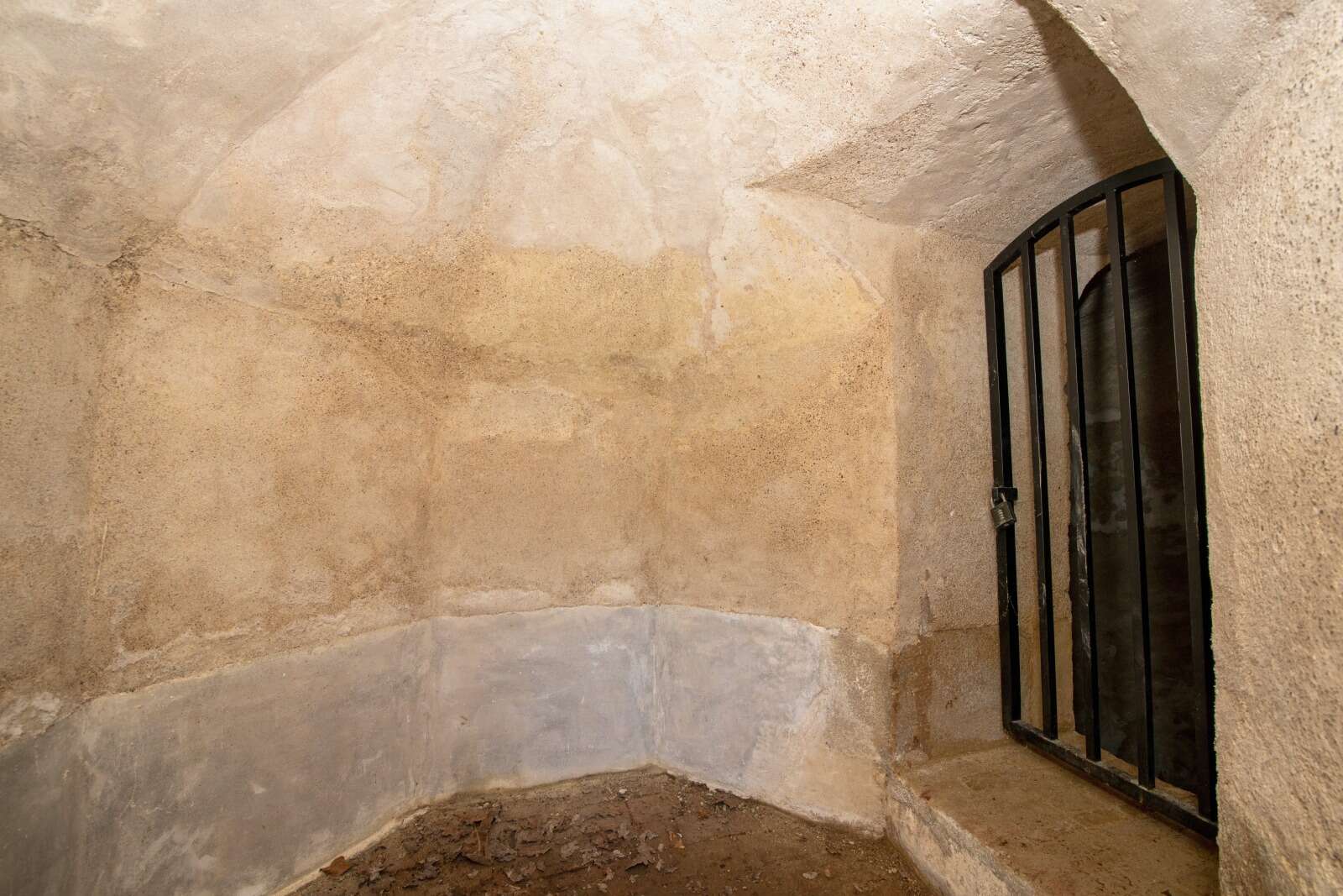 Cave de la chapelle de la Chantrerie et accès à la glacière