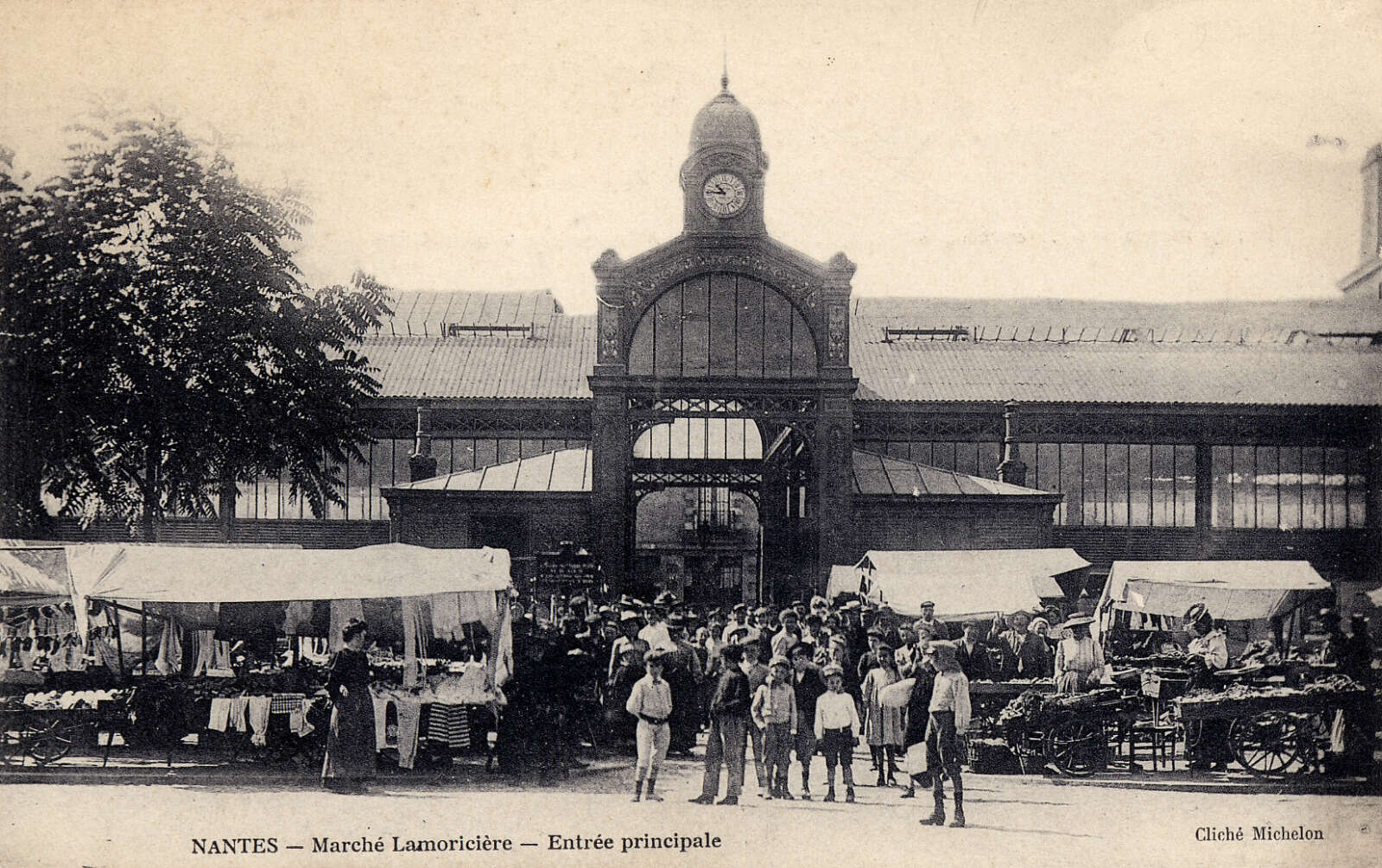 Entrée principale du marché Lamoricière