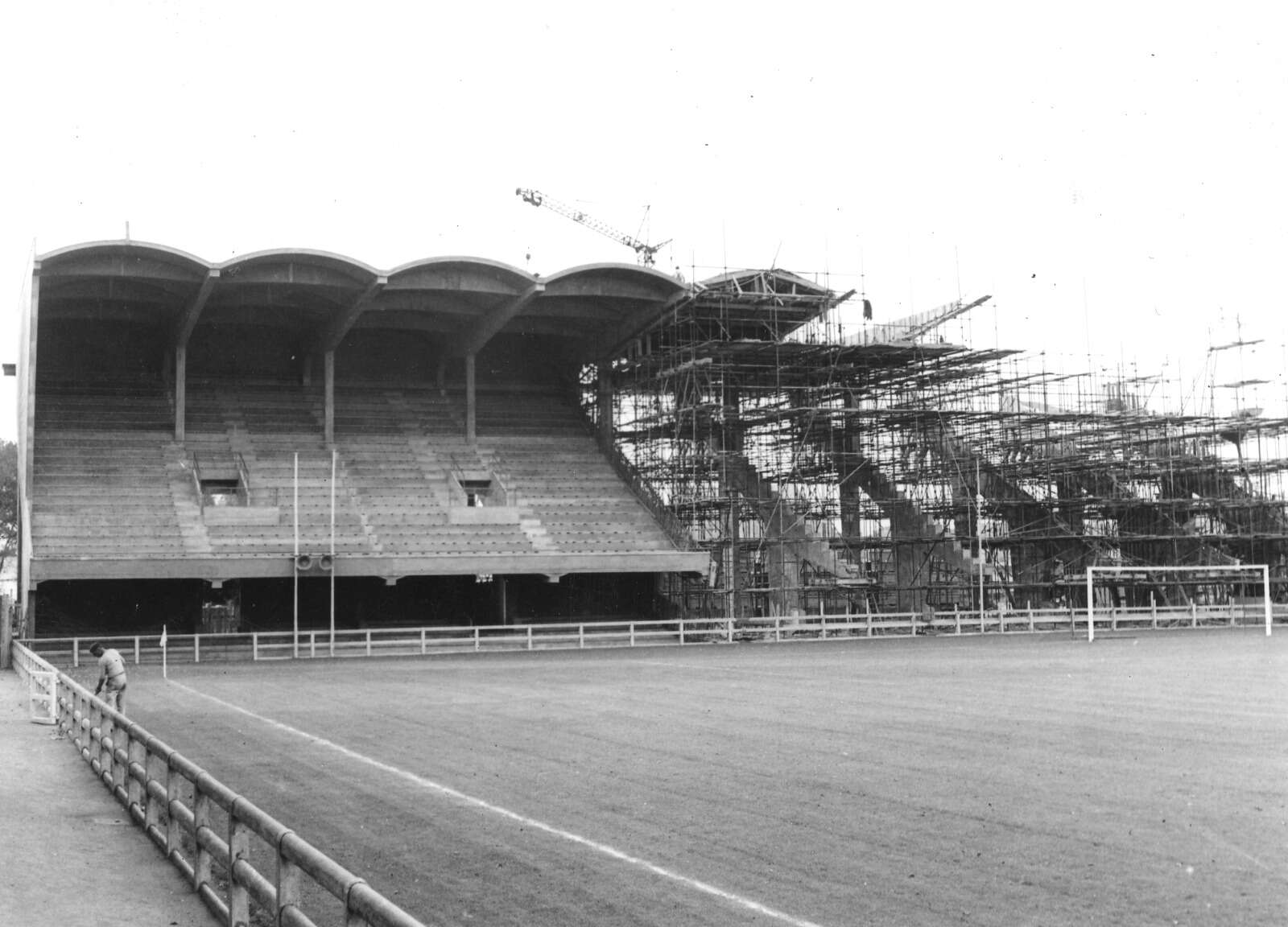 Construction des tribunes du stade Marcel Saupin côté Ouest