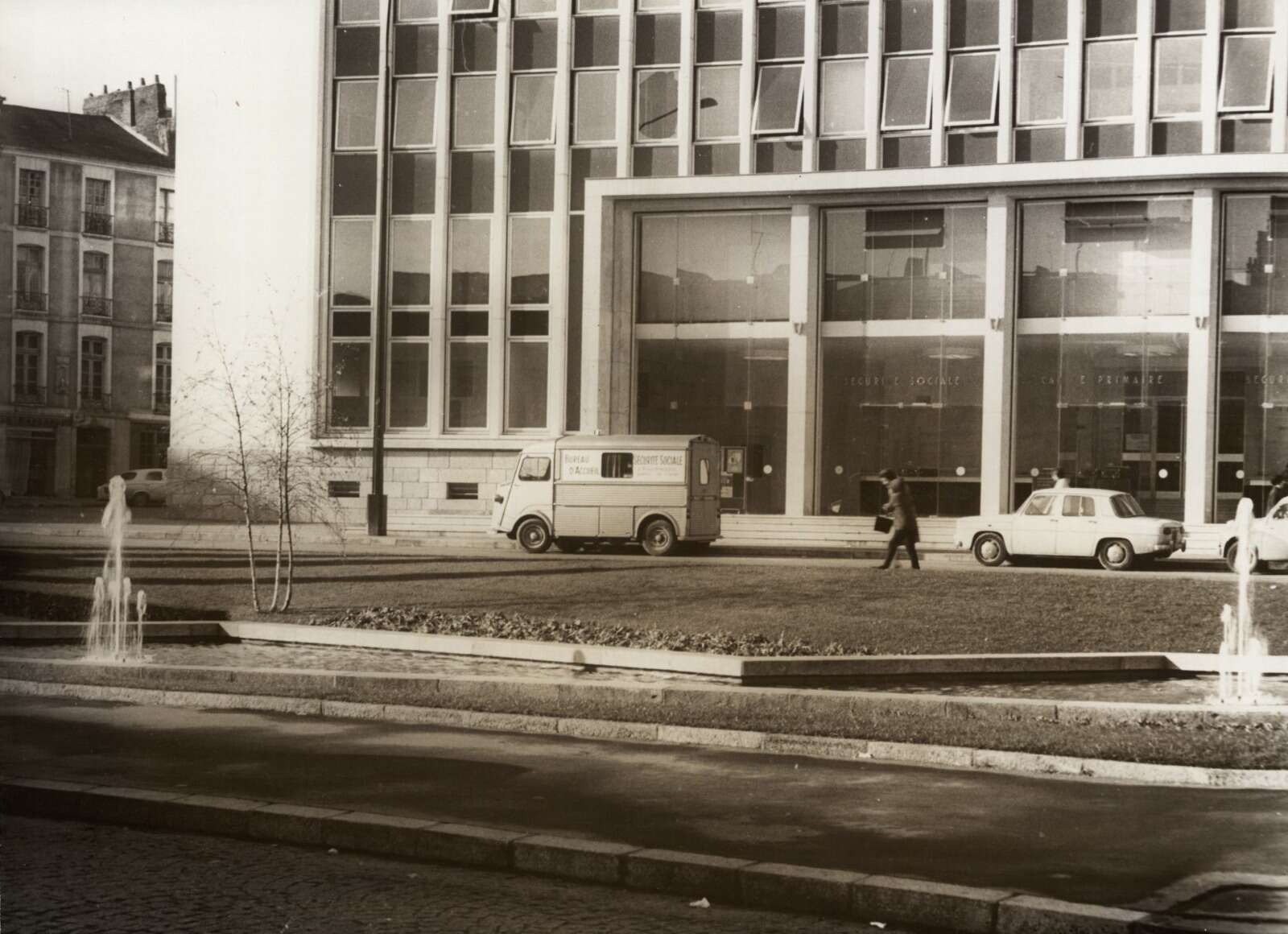 L’entrée du bâtiment de la Caisse primaire de Sécurité sociale sur la place de Bretagne