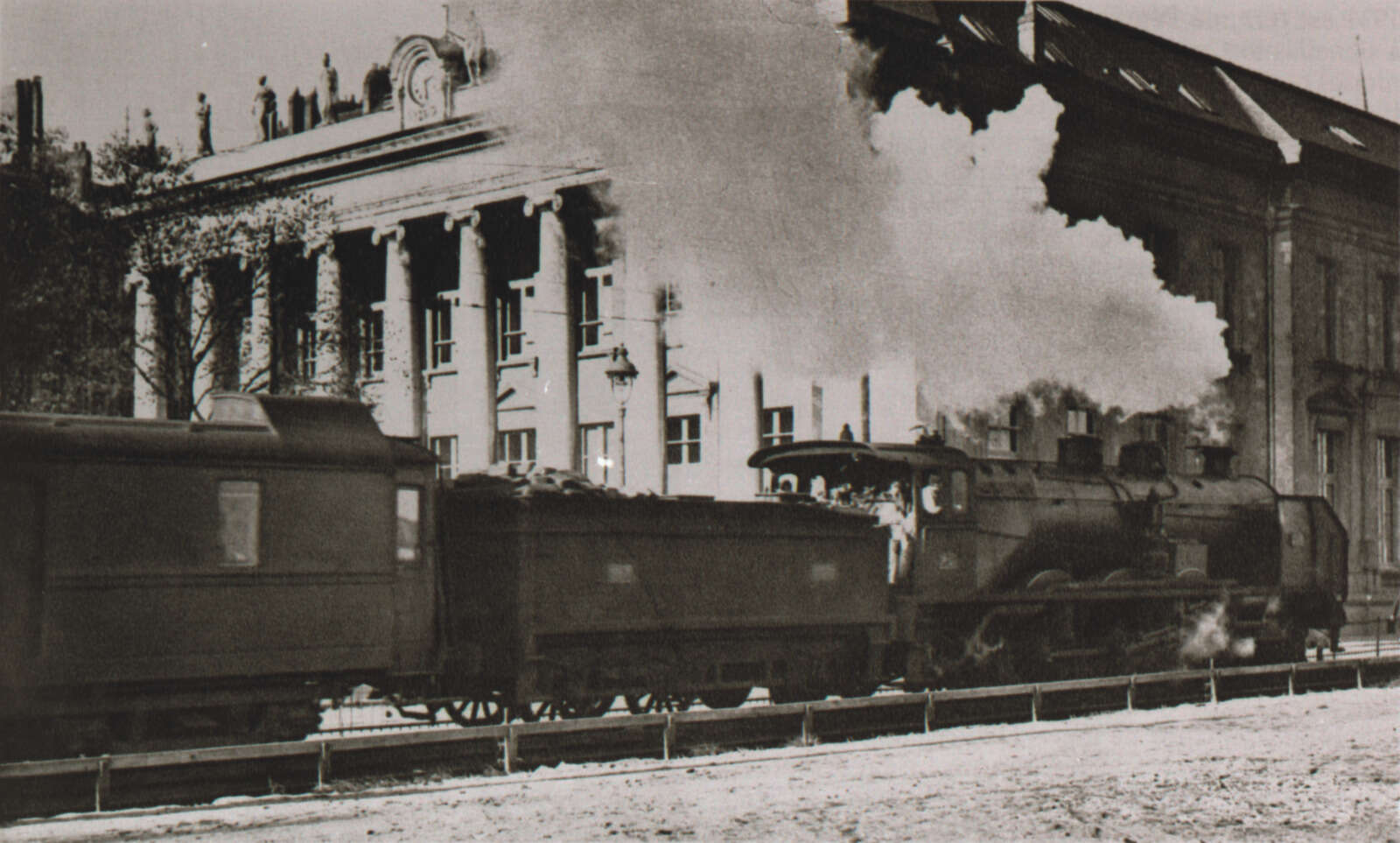 Le passage du train devant la Bourse