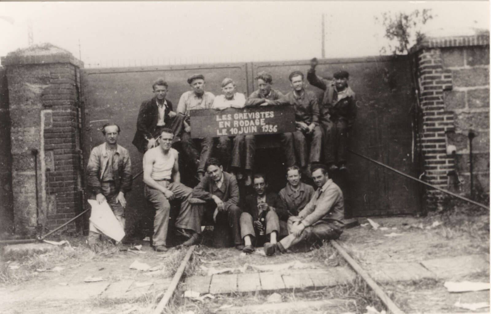 Groupe d’ouvriers pendant l’occupation de l'usine des Batignolles, 10 juin 1936