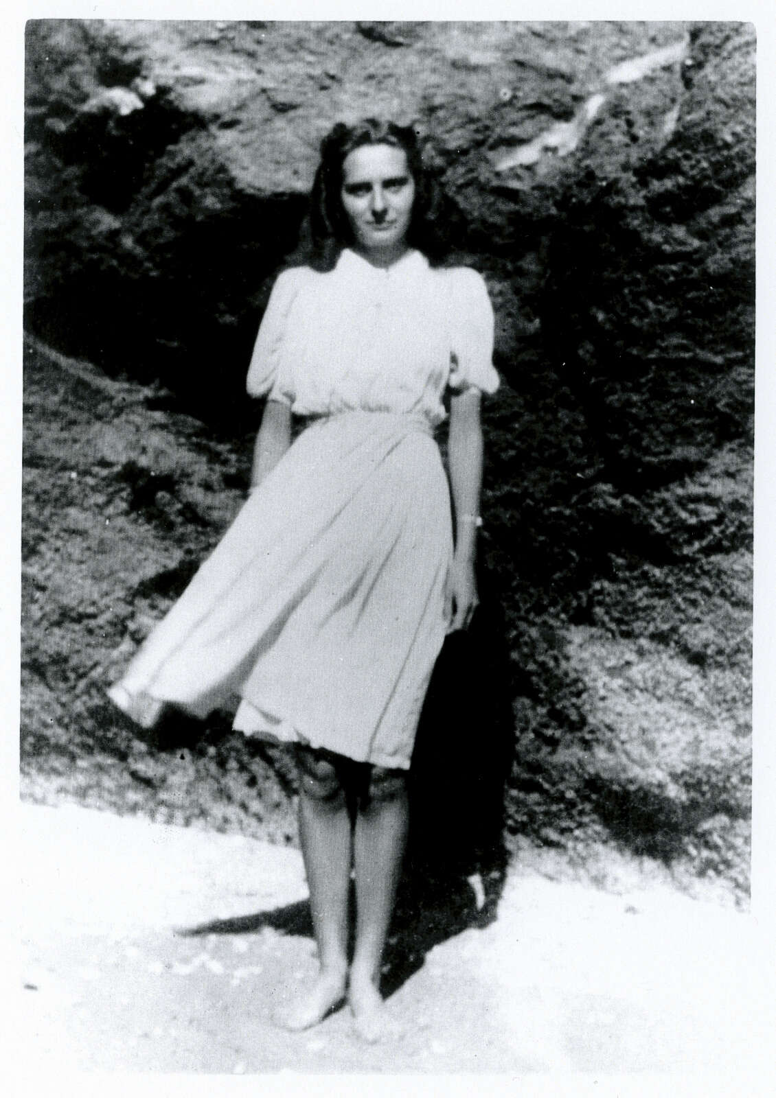 Hélène Laurent à La Bernerie, photographiée par René Guy Cadou