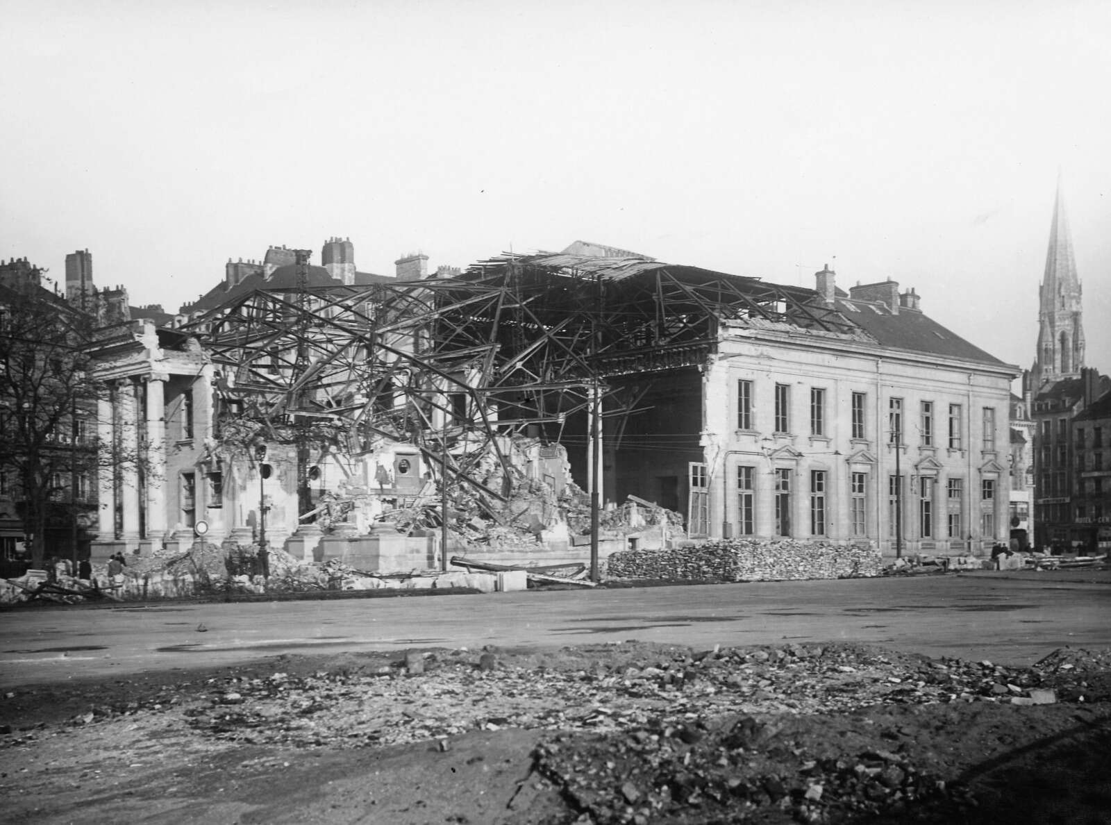 Palais de la Bourse détruit par bombardements