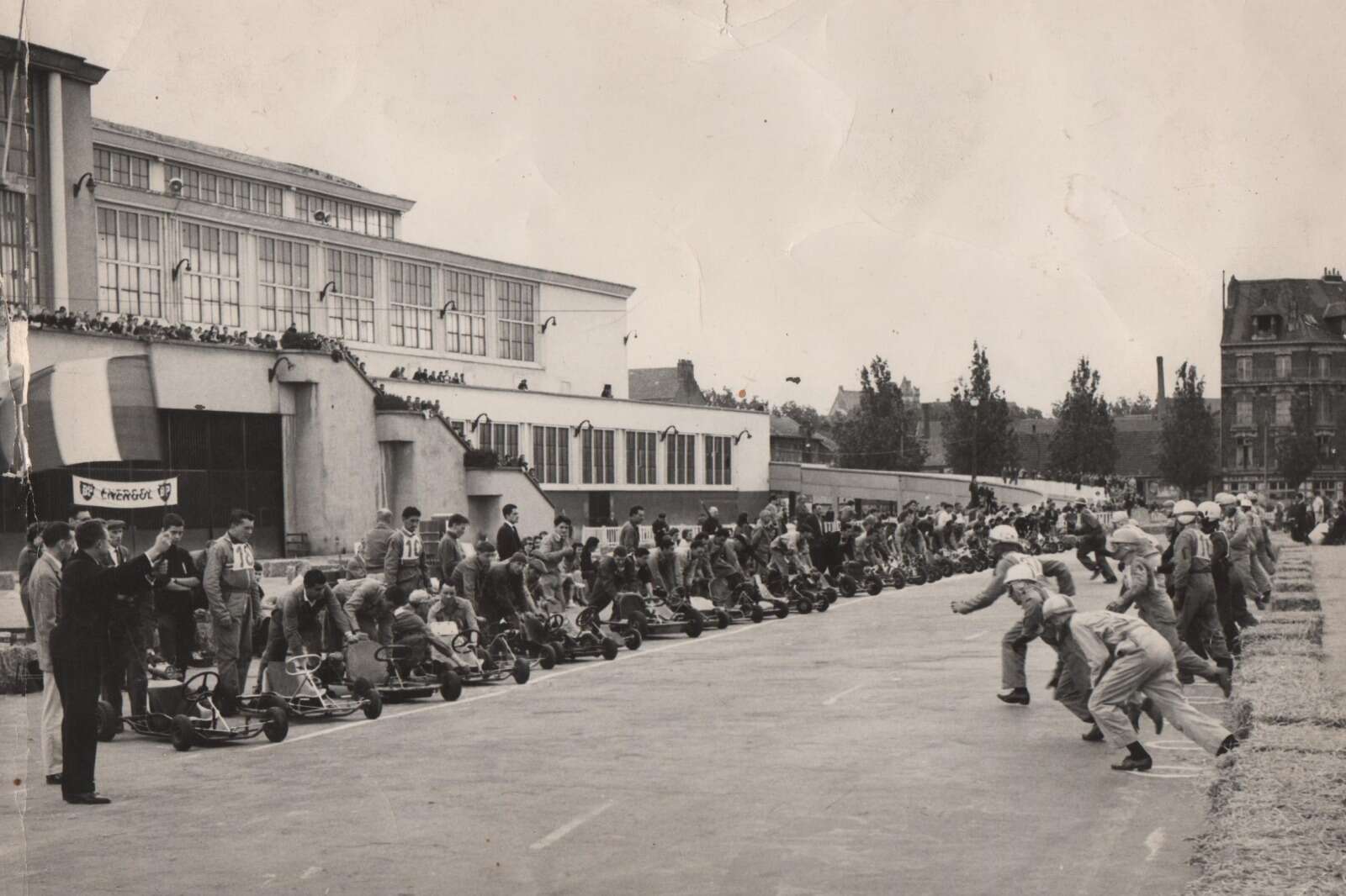 Vue du départ de la course de Karting appelée « la Grande Course d’endurance sur Karts »