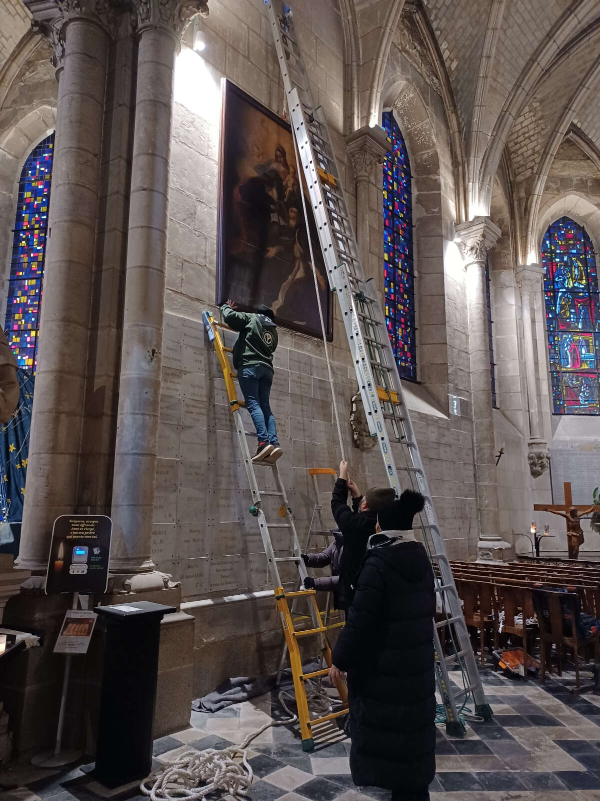 Accrochage de « La Vierge en Gloire » à la basilique Saint-Nicolas