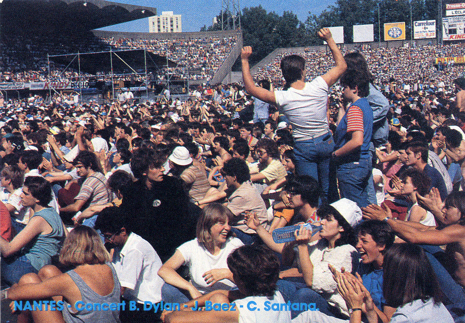 Spectateurs devant le concert de Bob Dylan, Joan Baez et Carlos Santana en 1984 à l’occasion de leurs tournées européennes.