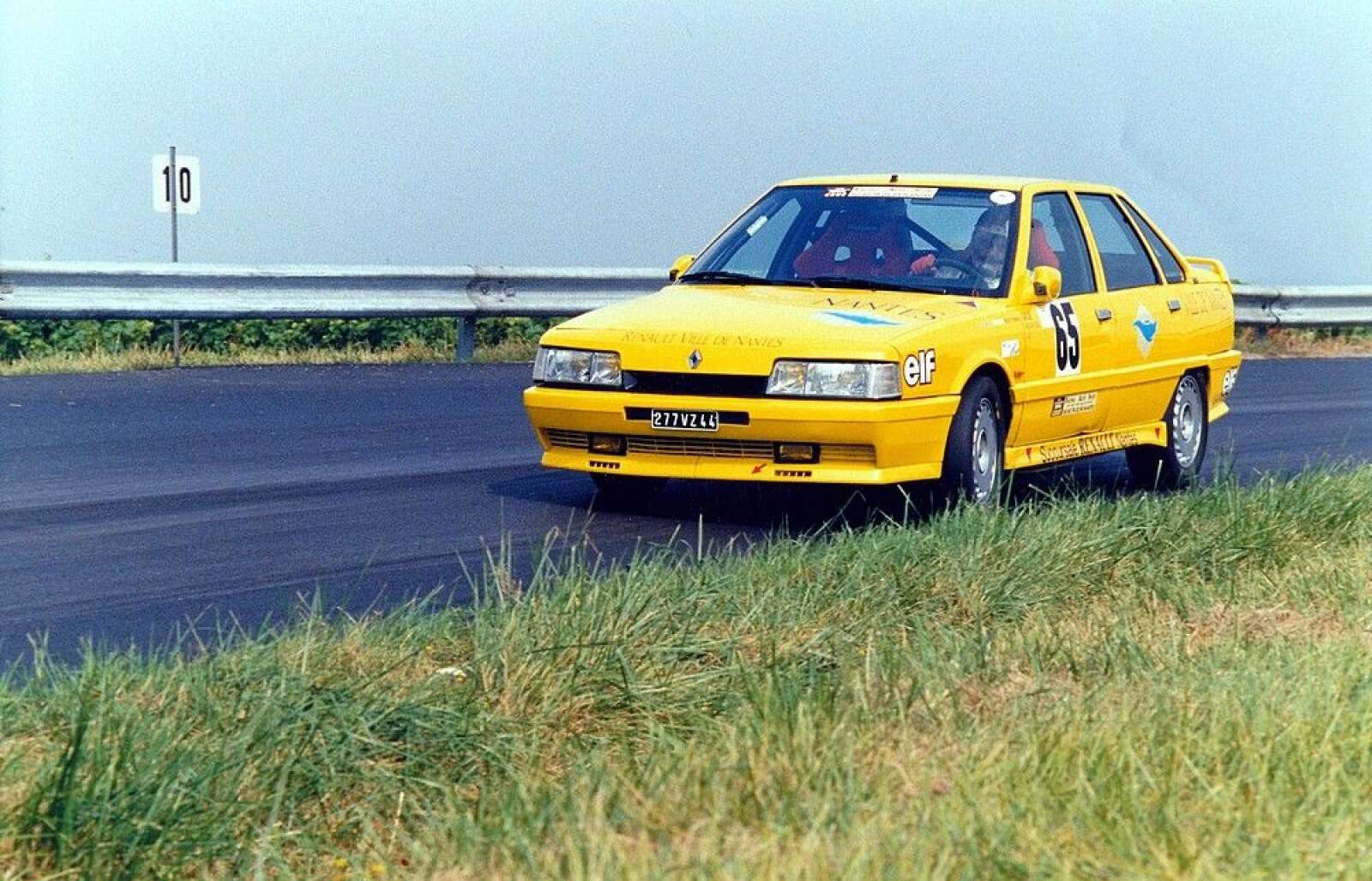 Vue de la Ford Capri de Marcel Grué lors de la course du Mont Doré en 1989