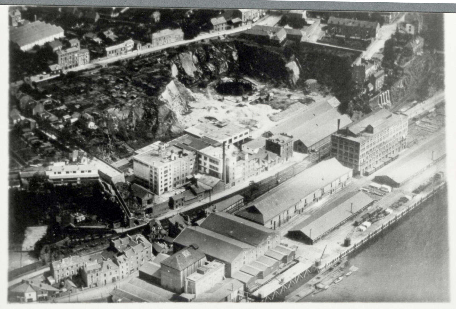 Vue aérienne des Moulins de la Loire réhabilités en bureaux sur le quai Saint-Louis