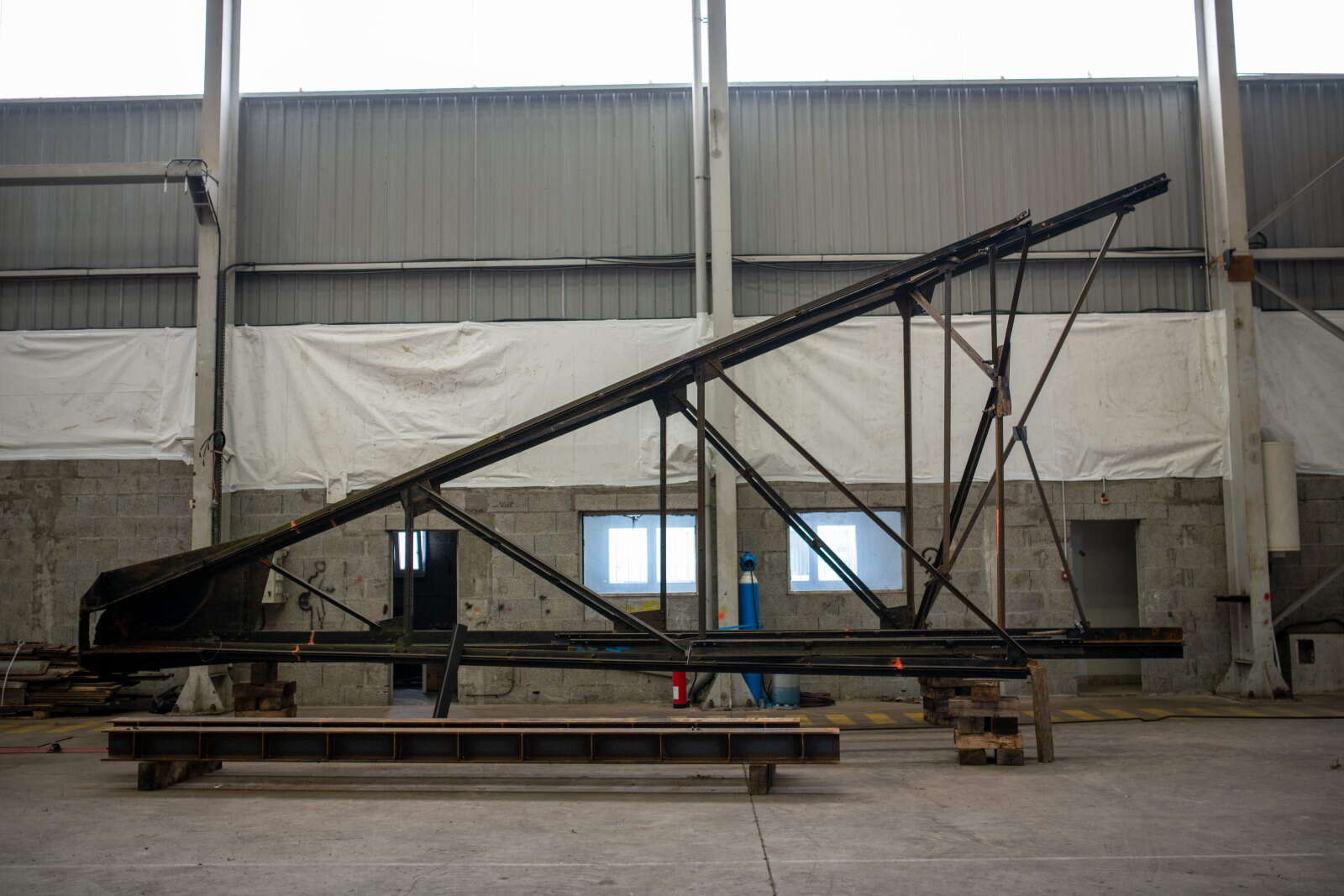 Éléments du fût de la grue noire en attente de restauration