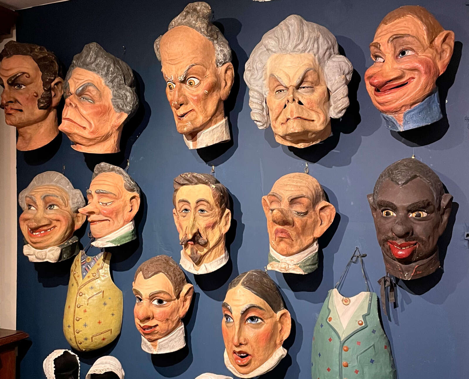 Collection de masques caricaturaux.