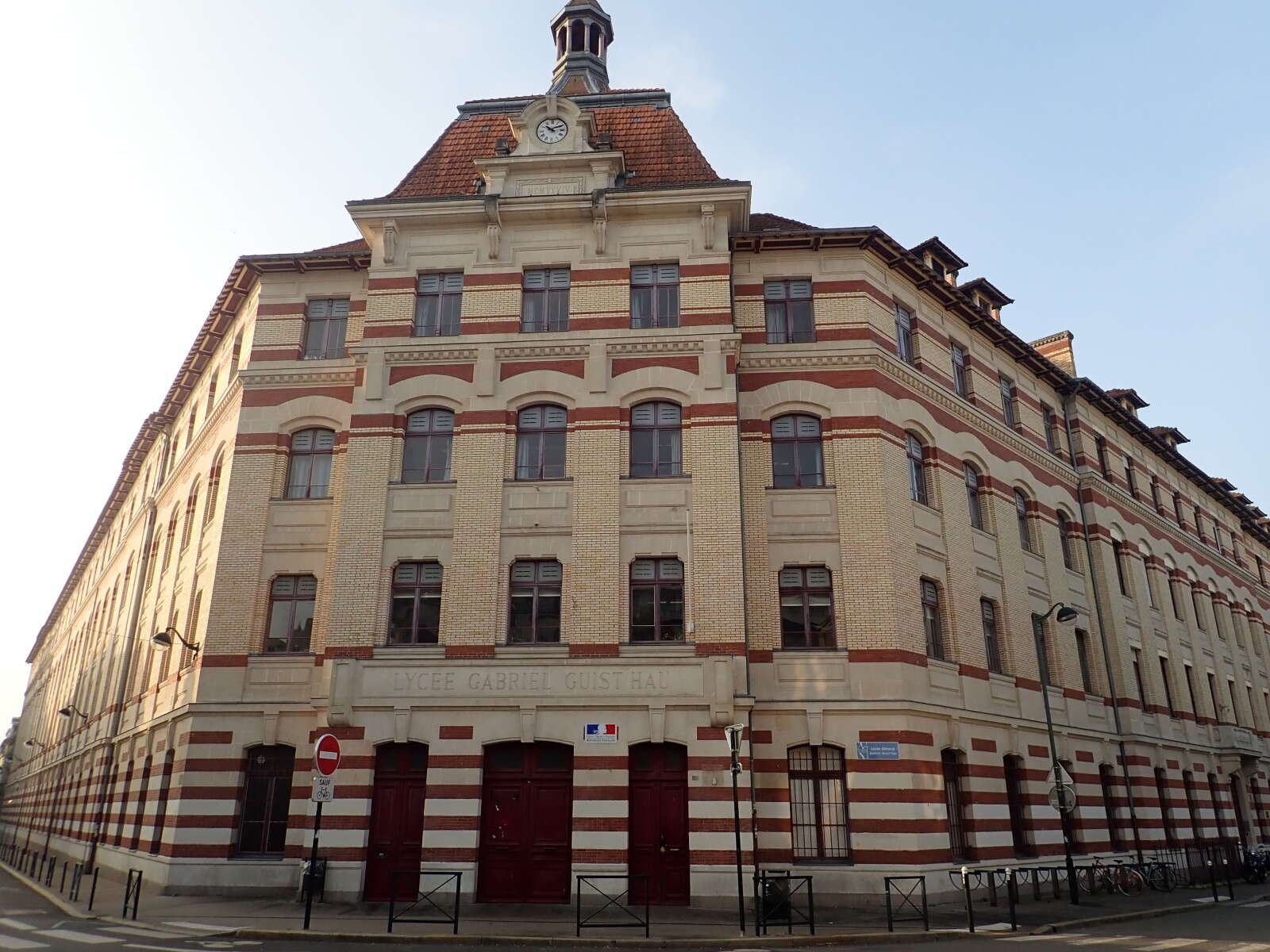 Façade du lycée Guist'hau de Nantes