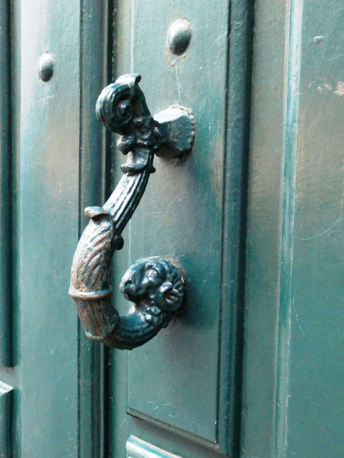 Heurtoir avec une tête de bélier, rue du Château