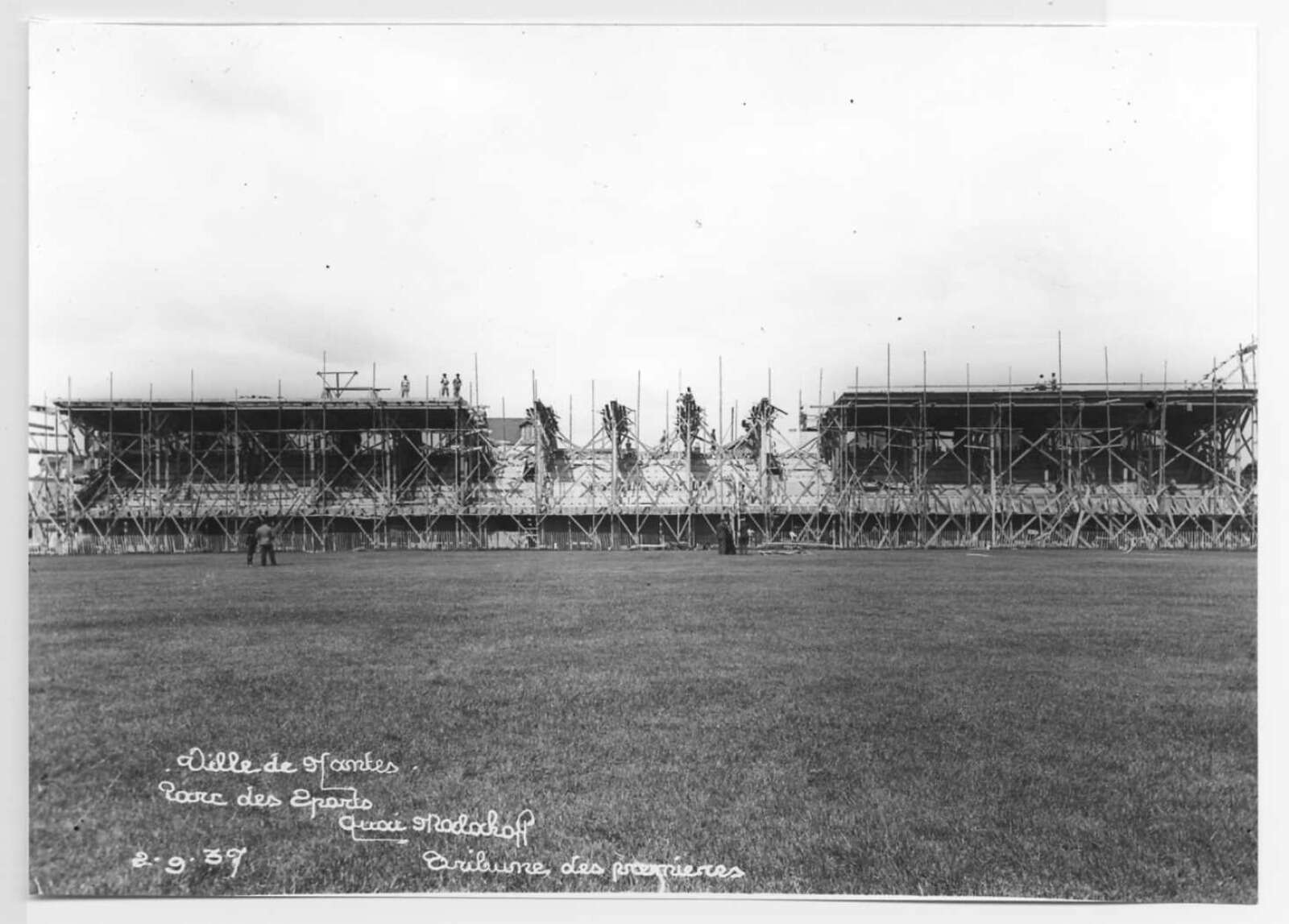 Construction du stade Marcel Saupin, anciennement appelé stade Malakoff