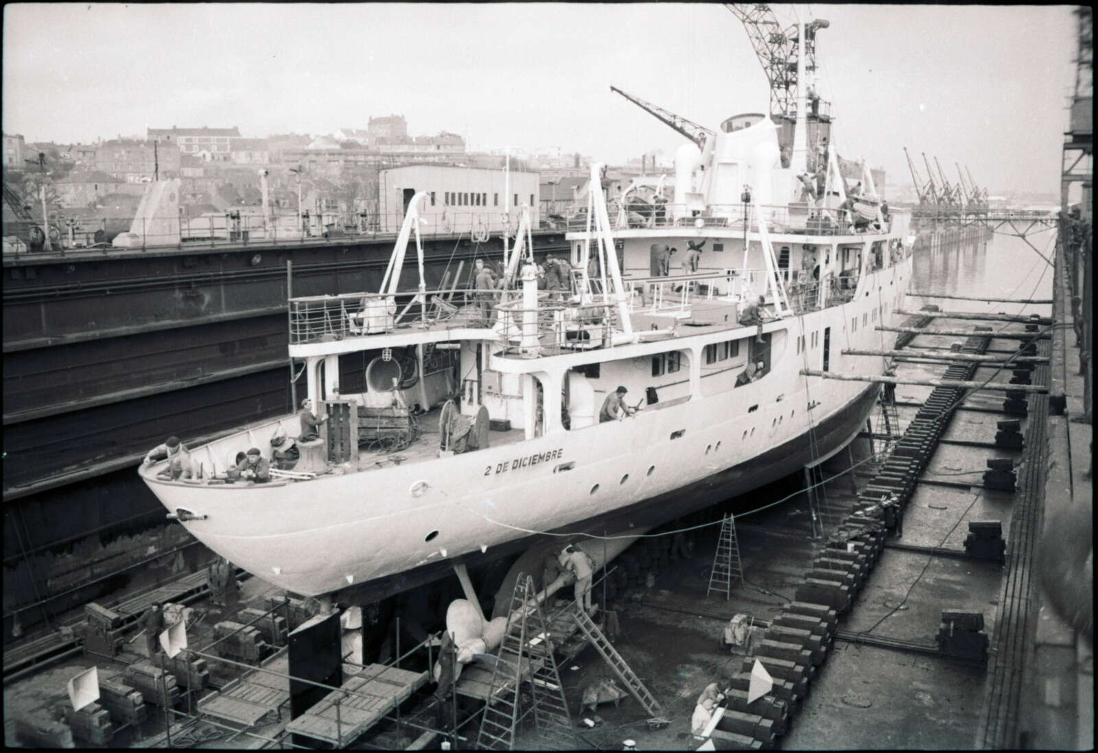 Navire militaire léger Dos De Diciembre en construction sur le dock de Dubigeon Chantenay