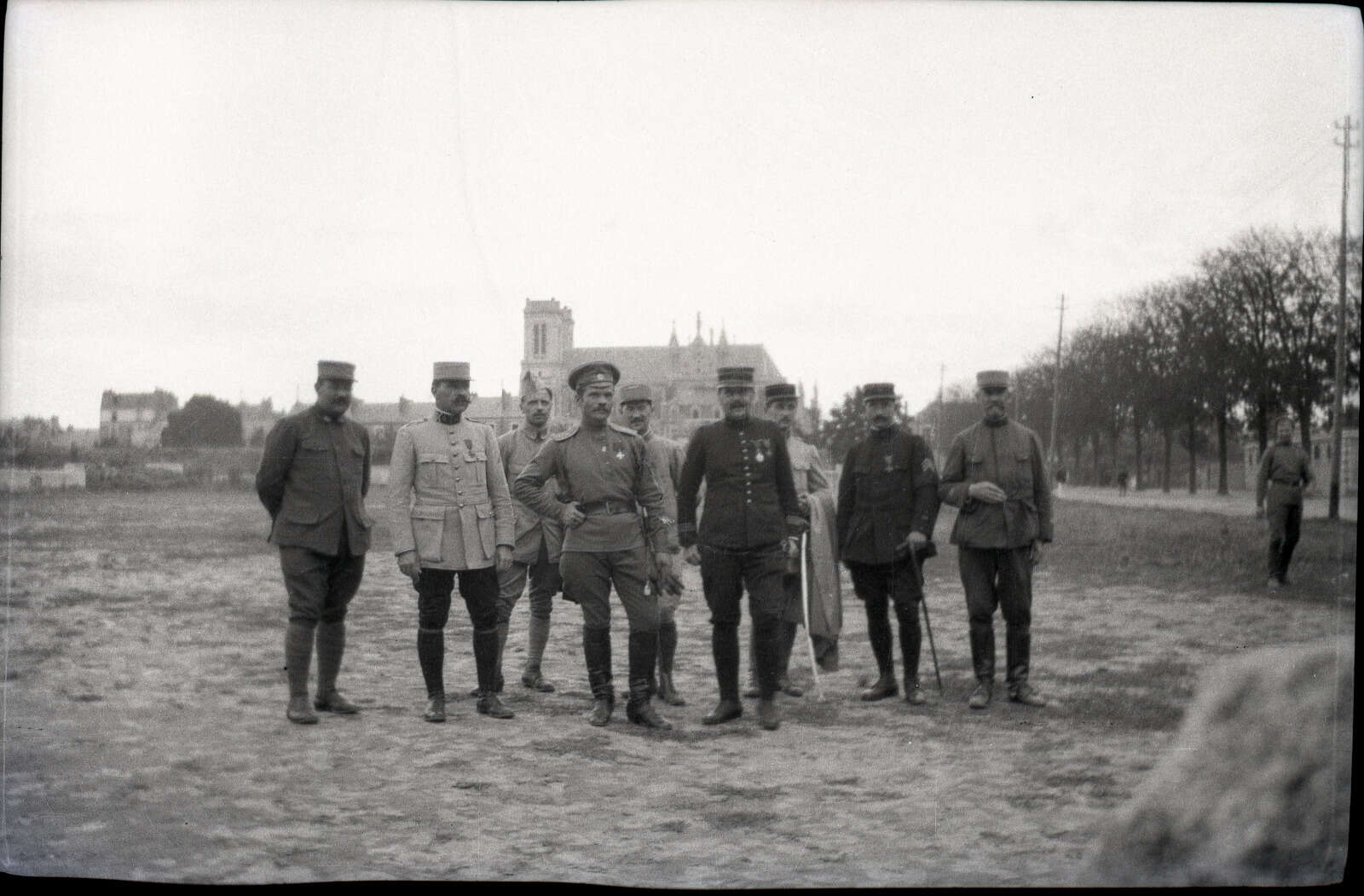 Soldat russe posant avec des officiers français lors du défilé des troupes russes à Nantes, le 26 août 1916