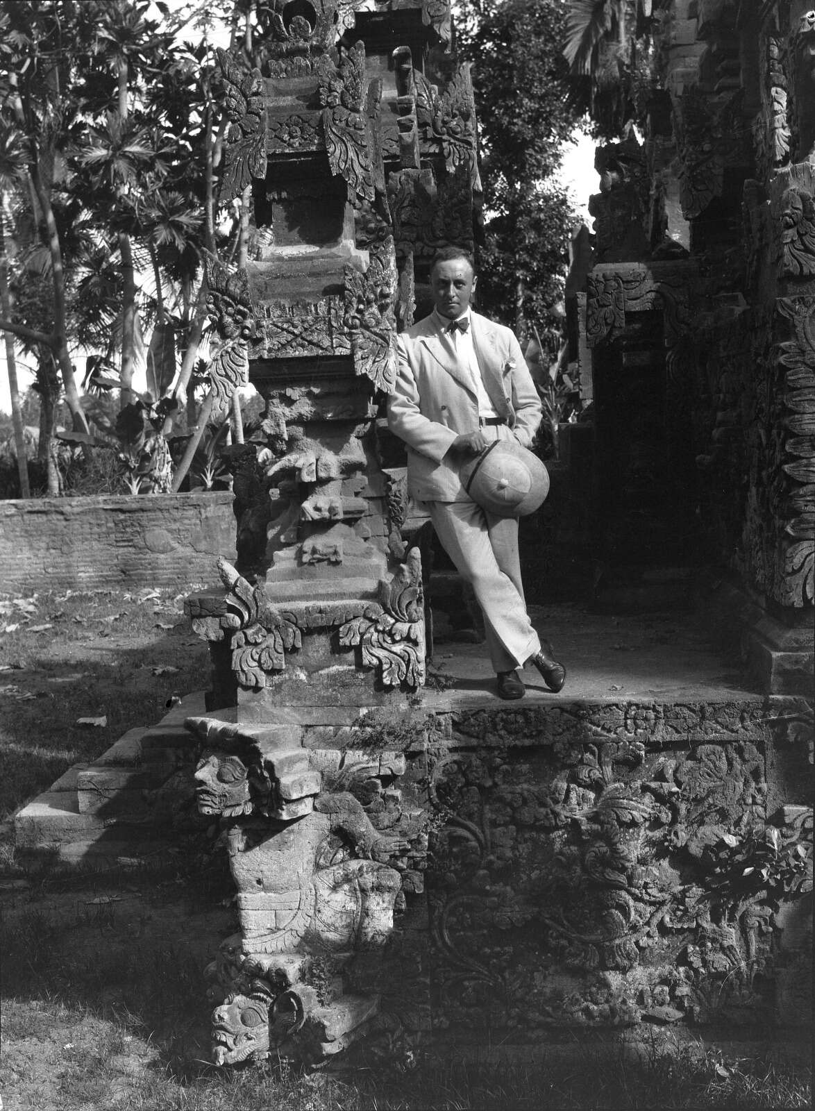 Jacques Viot devant un temple à Bali