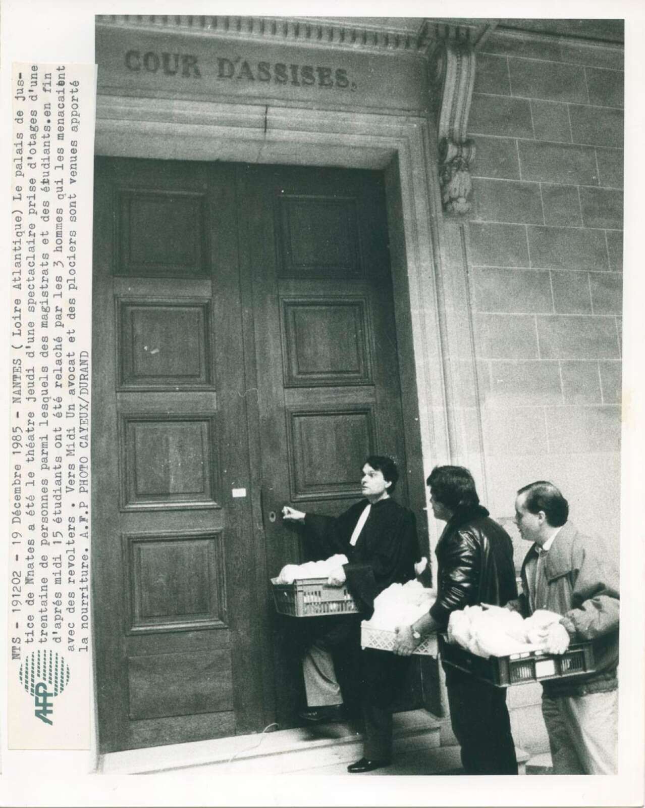 Michel Taupier et des policiers lors de la prise d’otages du palais de justice de Nantes, le 19 décembre 1985