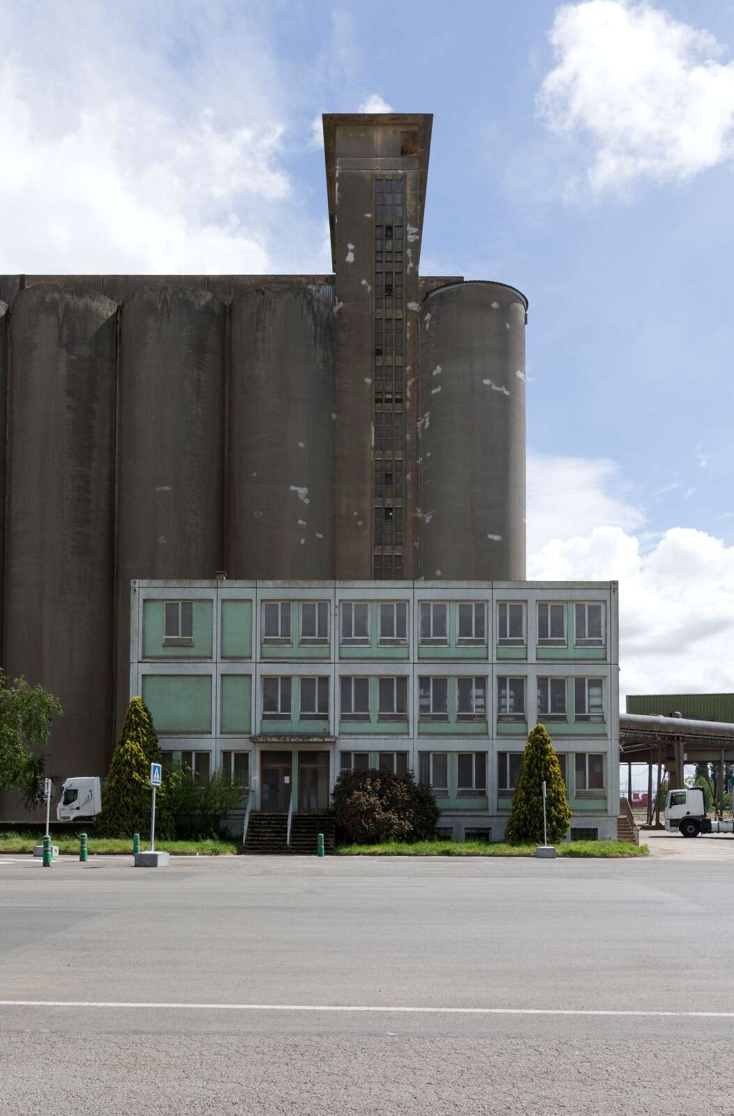 Anciens bâtiments de bureaux des silos portuaires d'exportation de céréales