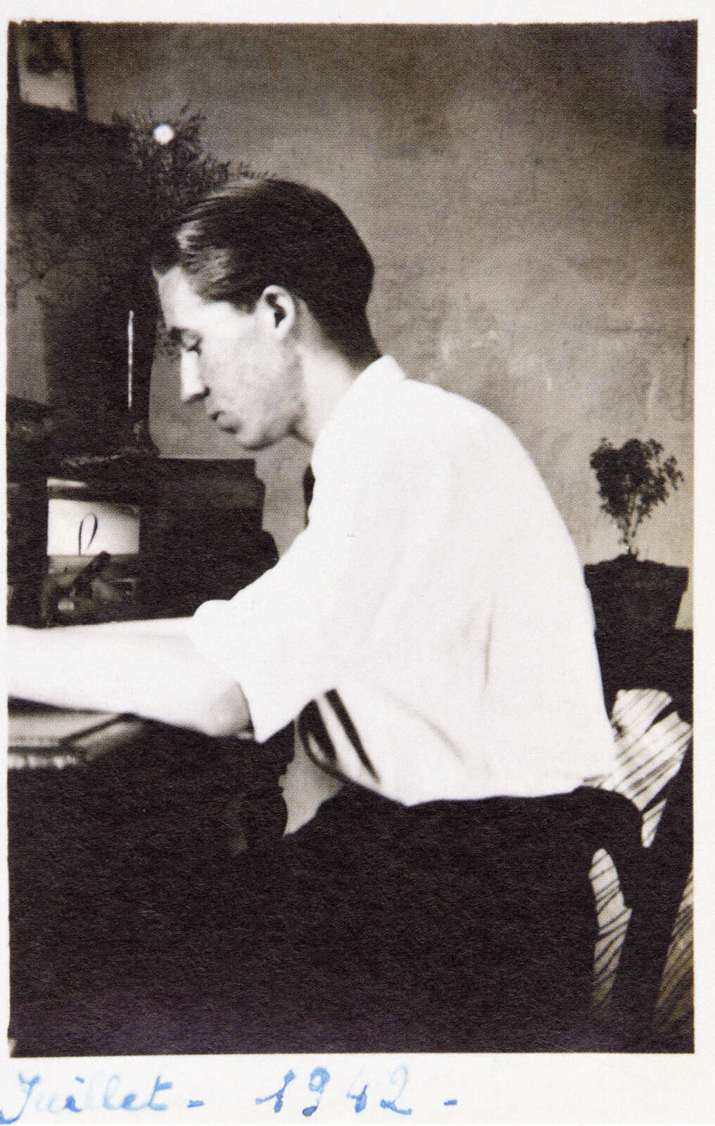 Michel Ragon à son bureau en juillet 1942