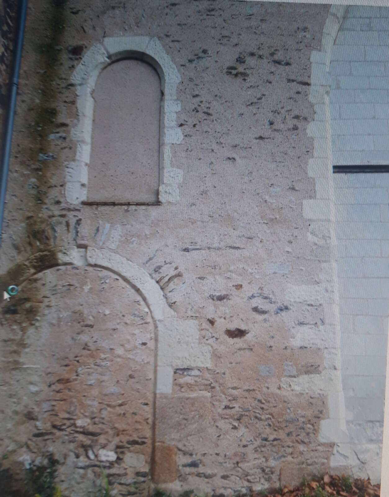 Porte de l’orgue et porte romane du mur gouttereau de l'ancienne église du couvent des Cordeliers