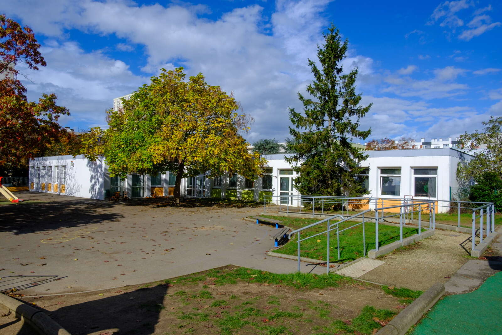École maternelle Jean-Zay vue de la cour