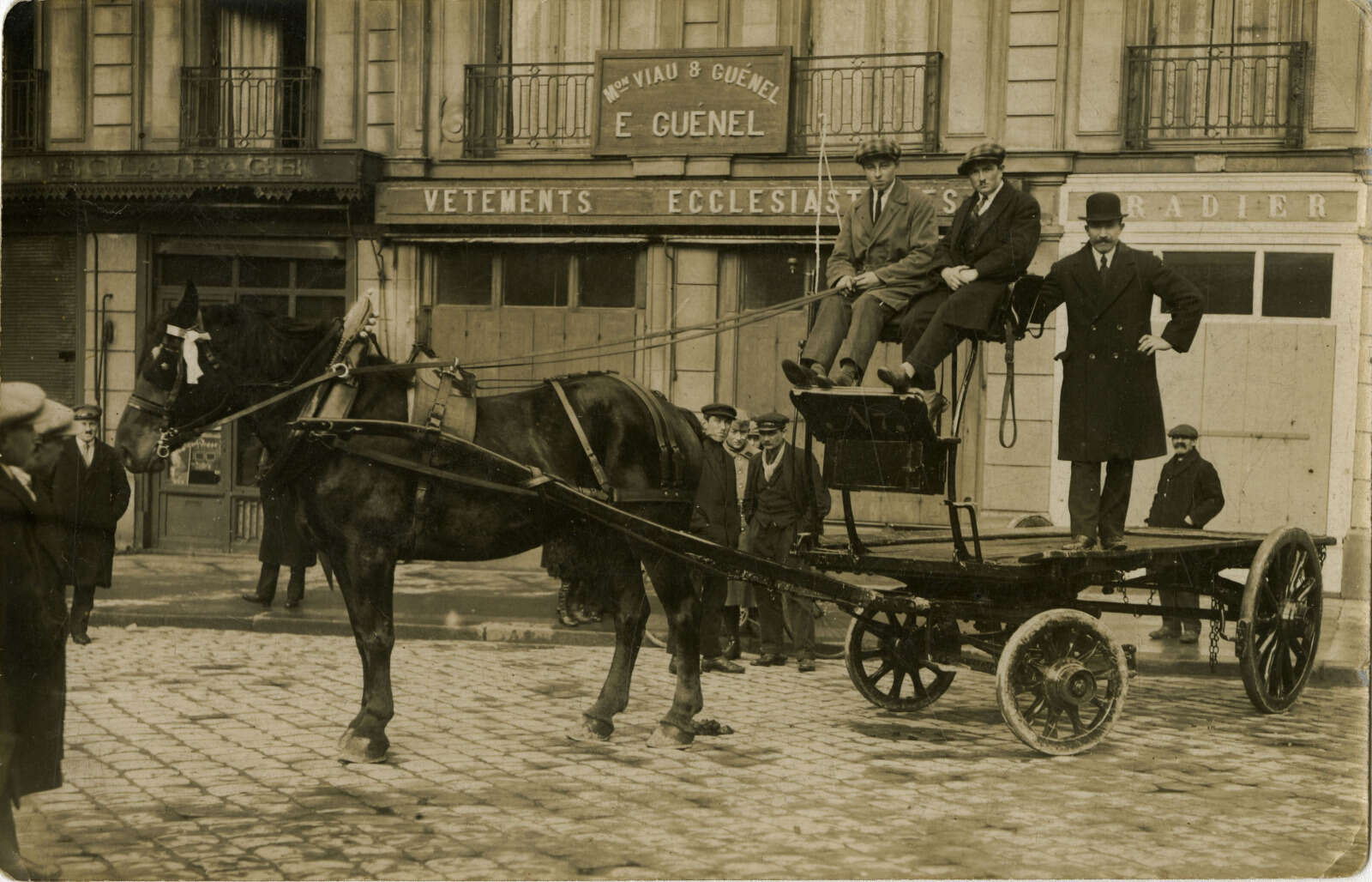 René Denis conduisant un chariot