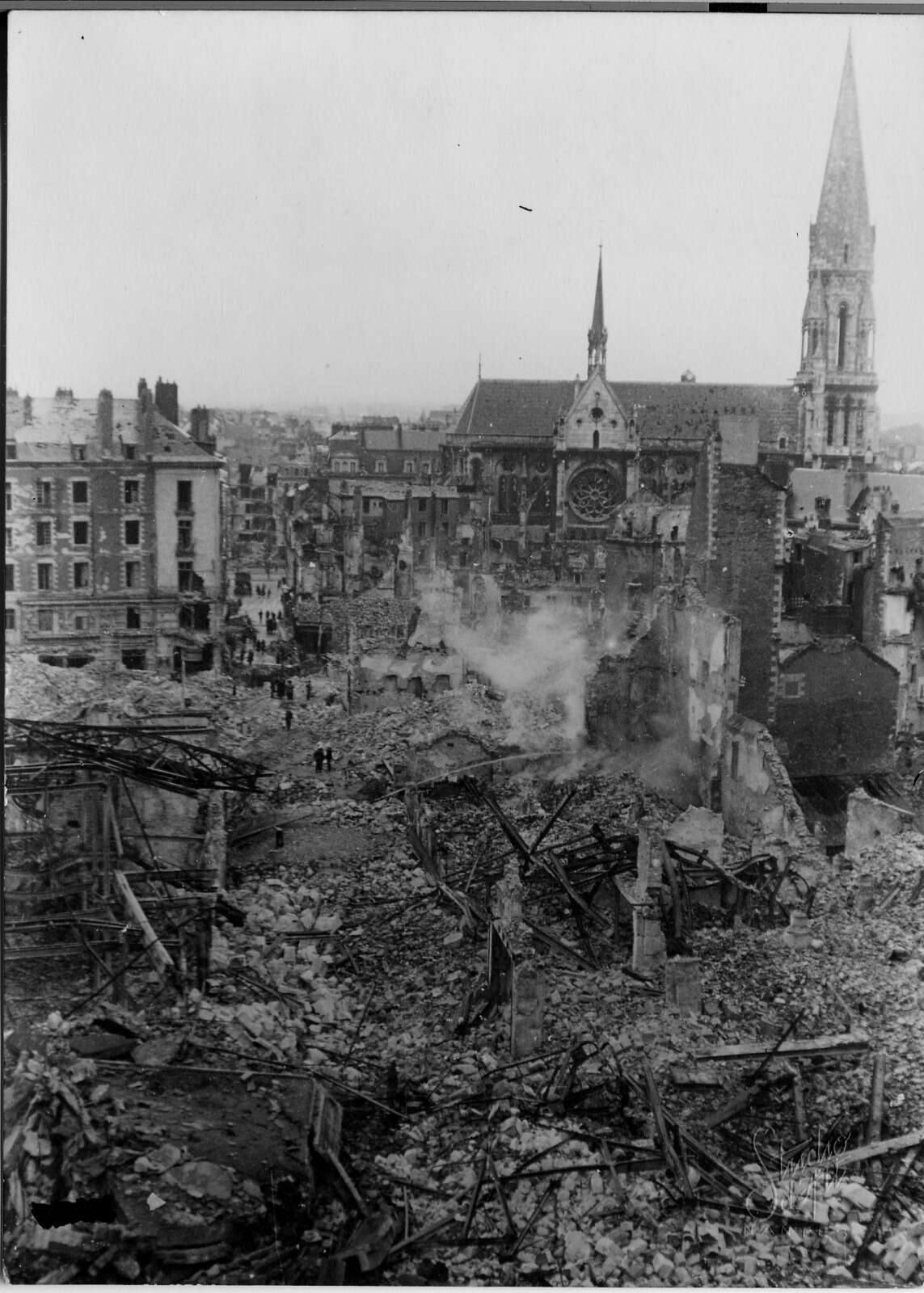 Immeubles détruits par les bombardements rue du Calvaire