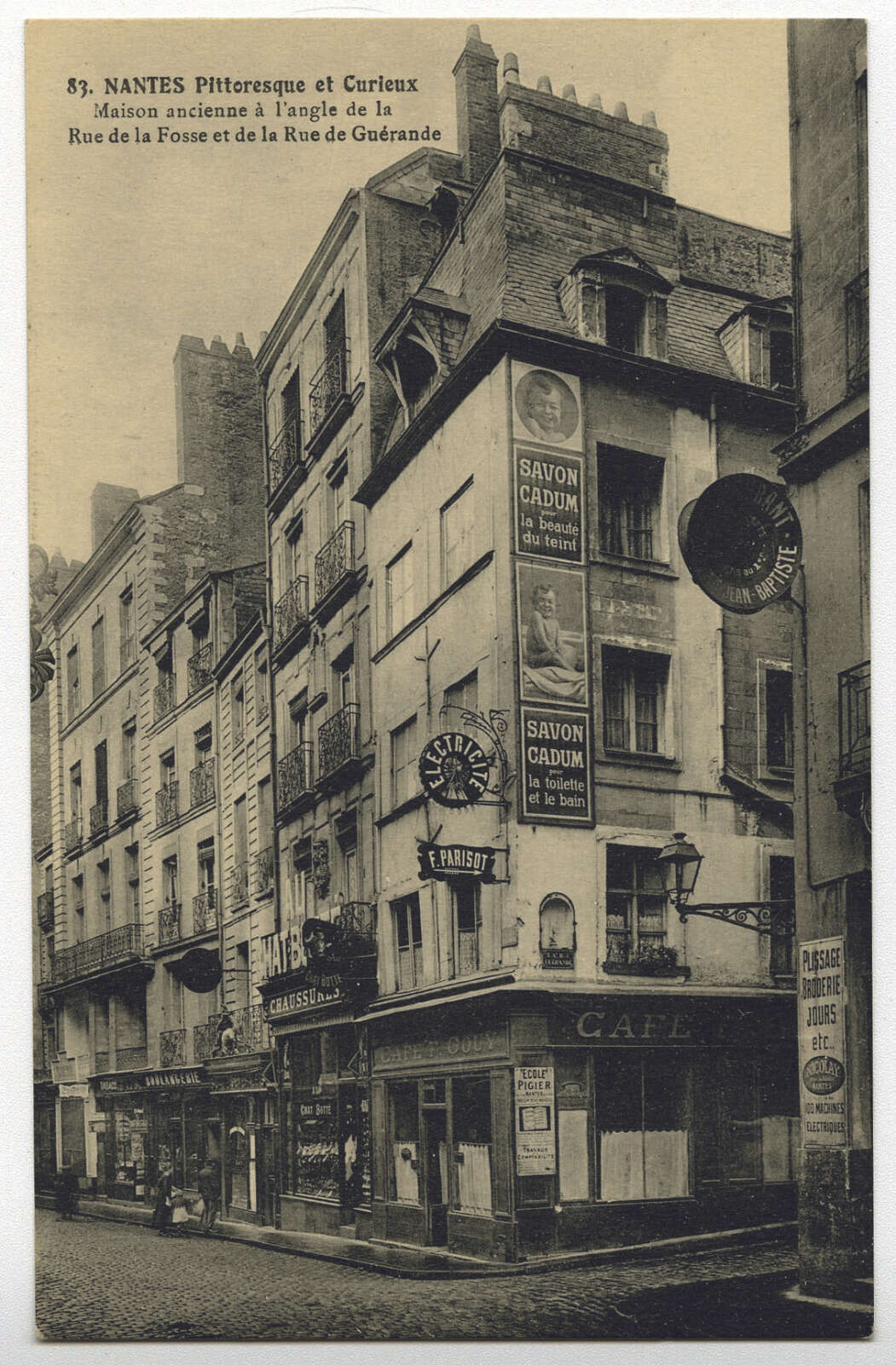 Enseignes à l'angle de la rue Guérande et de la rue de la Fosse