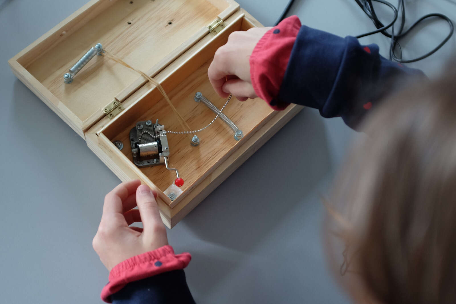 Une élève utilise un « acoustic laptop » ou « ordinateur acoustique ».
