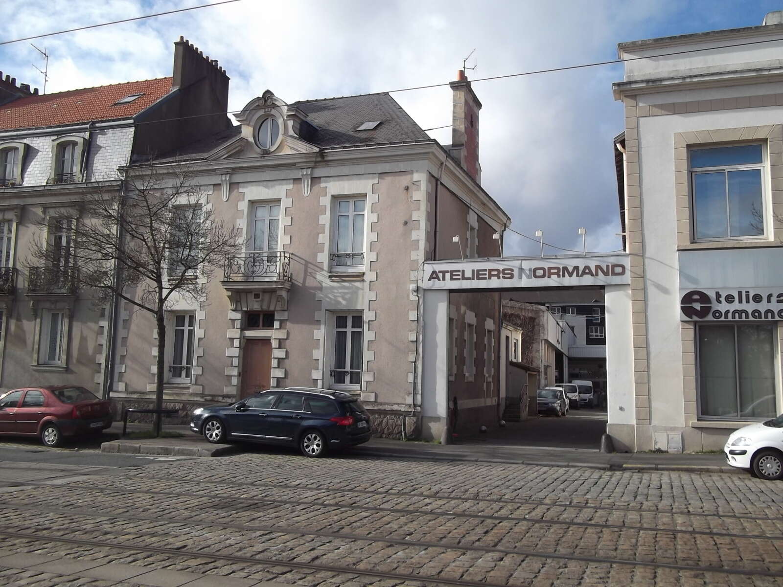 Maison de maître et entrée des Ateliers Normand sur le quai de Versailles